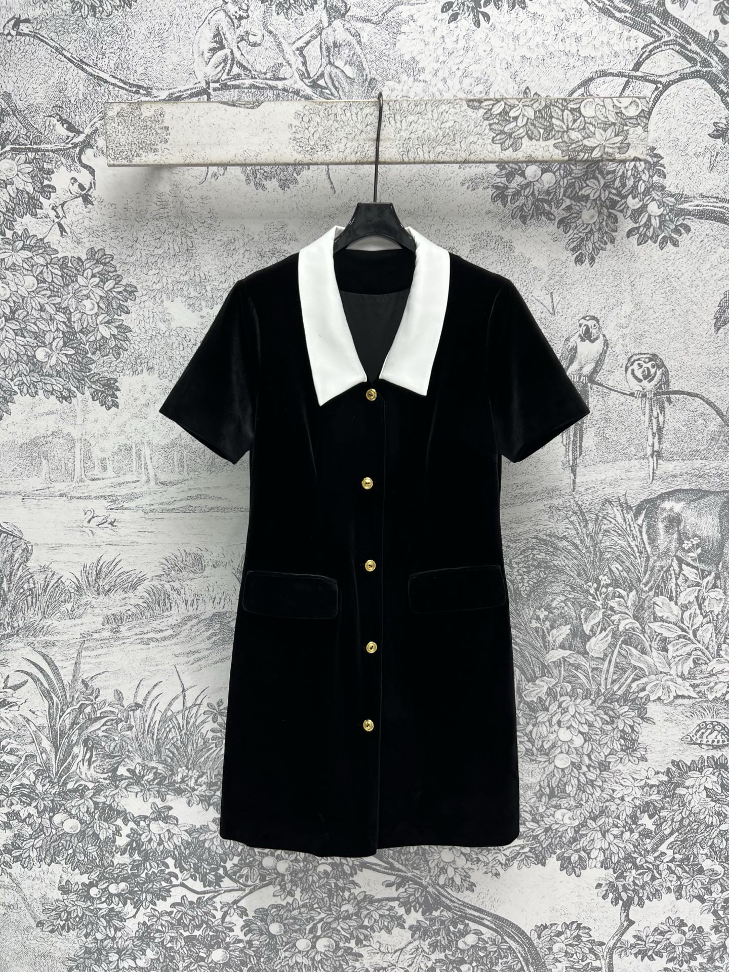 NO:308578,New early spring style contrasting lapel velvet dresses palace style contrasting collars Short-sleeved waist-hugging skirts Elegant upper body and girly age-reducing custom hardware buckle decoration exquisite and cute Imported velvet fabric One color three codes SML, skirts, T-shirt, alexander wang19860909早春新款 撞色翻领丝绒连衣裙 宫廷风的撞色领子 短袖收腰裙摆 上身优雅又少女减龄 定制五金扣饰装饰 精致又可爱 进口的丝绒面料 一色三码 SML,,skirts,T-shirt,alexander wang,Women's clothing