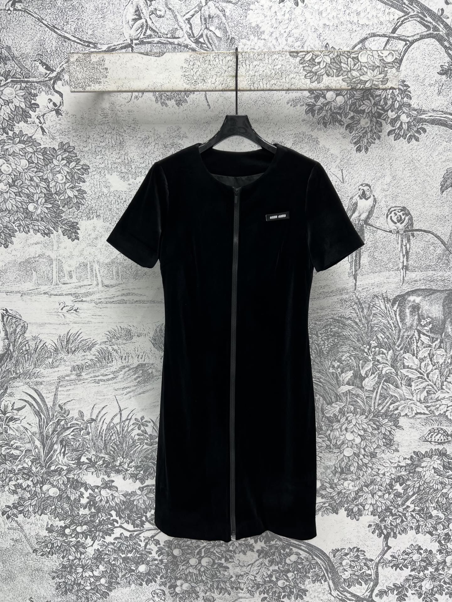 NO:308584,Miu 25 early spring new velvet short-sleeved dress with small round neck zipper design with chest logo patch embellishment to highlight the brand charm, age-reducing feeling online, with a little sports and leisure style, it is too necessary to go out on the street every day, one color and three codes SML 8,,miumiu, skirts, T-shirt, alexander wang19860909Miu 25早春新款 丝绒短袖连衣裙 小圆领拉链设计 胸口logo贴布点缀 彰显品牌魅力 减龄感在线 带一点运动休闲风 日常出街太需要了 一色三码 SML 8,,miumiu,skirts,T-shirt,alexander wang,Women's clothing