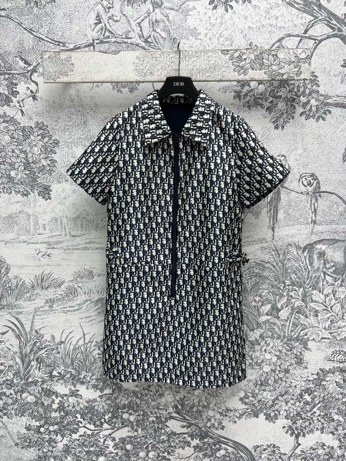 NO:308590,D home 25 early spring new style D letter jacquard short-sleeved dress Classic D letter jacquard fabric Short-sleeved slim straight skirt style Lapel semi-zipper design and wear age-reducing retro and fashionable high-end one color three-code SML, dior, skirts, T-shirt, alexander wang19860909D家 25早春新款 D字母提花短袖连衣裙 经典的D字母提花面料 短袖修身直筒裙版型 翻领半拉链的设计穿搭 减龄复古又时髦高级 一色三码 SML,,dior,skirts,T-shirt,alexander wang,Women's clothing