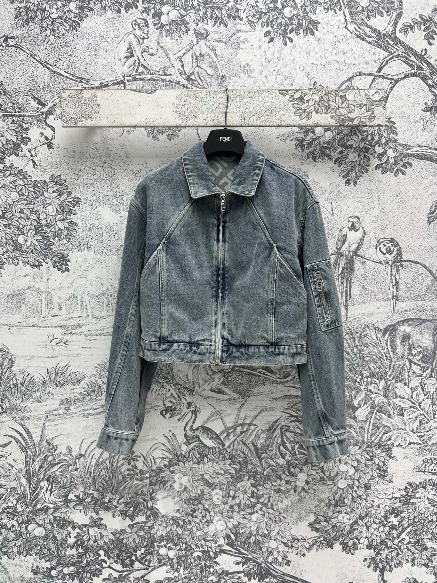 NO:308573,FD Home 25 Early Spring New Nostalgic denim jacket jacket Classic lapel three-dimensional tailoring style versatile and slim High-density twill denim fabric texture is excellent versatile and versatile. The logo inside is jacquard design. The workmanship quality depends on the details. One color and three codes. SML,,dior, jackets & coats, jackets & coats, alexander wang19860909FD家 25早春新款 怀旧牛仔夹克外套 经典翻领立体剪裁版型百搭又显瘦 高密度斜纹牛仔面料质感超赞 百搭绝绝子 里面logo提花设计 做工品质看细节 一色三码 SML,,dior,jackets & coats,jackets & coats,alexander wang,Women's clothing