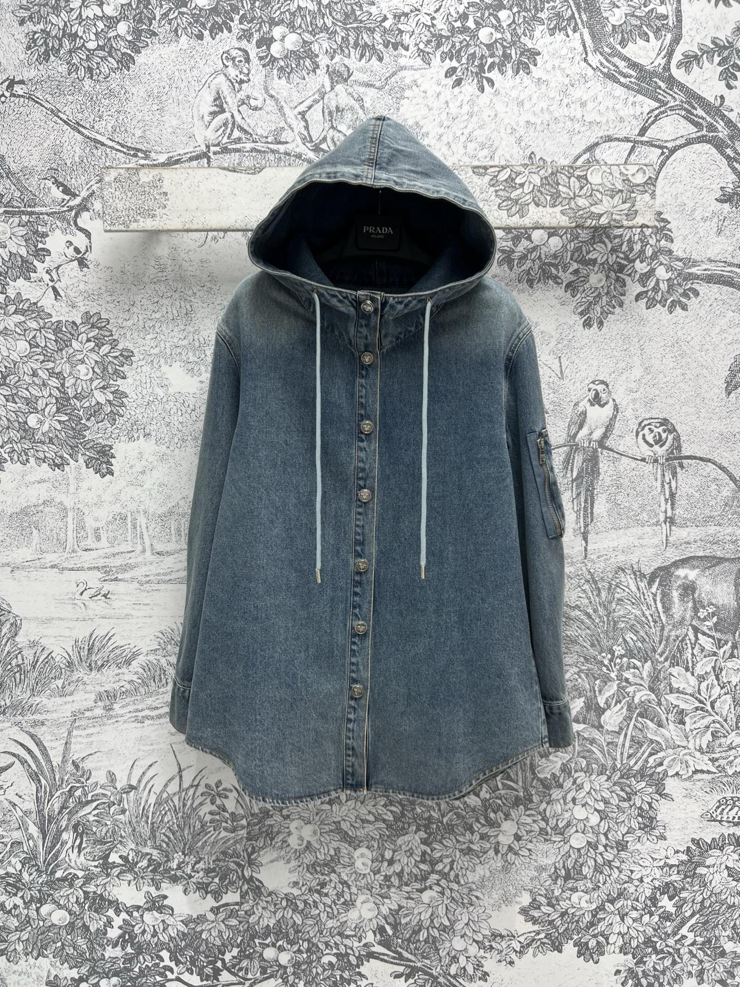 NO:308579,PD Home 25 Early Spring New Hooded Denim Jacket Super Good Texture This season's beautiful and age-reducing girls are absolutely unique. Classic and versatile. White and rich beauty must enter high-end fashionable and versatile items. The upper body is super comfortable. The versatile and slimming is absolutely unique. Classic loose style. The upper body becomes long legs in seconds. It is easy to wear, dior, jackets & coats, hats, alexander wang19860909PD家 25早春新款 连帽牛仔外套 质感超好 本季绝美减龄少女绝绝子 经典百搭不挑人 白富美必入高级时髦百搭单品 上身超级舒适 版型百搭显瘦绝绝子 经典宽松版型 上身秒变大长腿 轻松穿出,,dior,jackets & coats,hats,alexander wang,Women's clothing