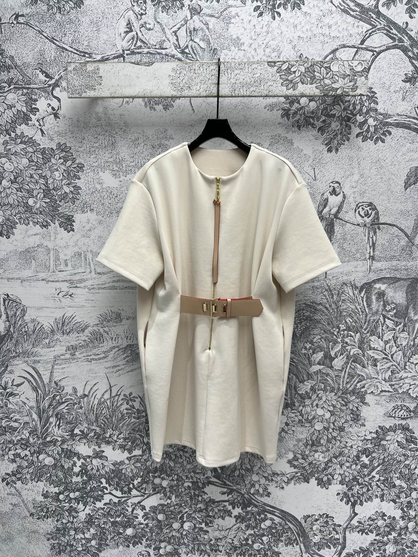 NO:308585,L's 25 early spring new style, waist button round neck half zipper short-sleeved dress, classic A-line skirt, temperament small round neck half zipper design, leather rope embellishment high-end and fashionable, waist leather button cool and stylish, age-reducing and advanced, the upper body is super good-looking, easy to cover the flesh and make it look slimming, perfectly divided body proportions, important occasions are not inferior, temperament is up cool and handsome, versatile and not picky, two colors and three codes SML,,louis vuitton, skirts, T-shirt, alexander wang19860909L家 25早春新款 腰扣圆领半拉链短袖连衣裙 经典A字裙摆 气质小圆领半拉链设计 皮绳点缀高级又时髦 腰间皮扣酷飒有型 减龄又高级 上身超级好看 轻松遮肉显瘦 完美分割身材比例 重要场合也毫不逊色 气质up又酷又帅 百搭不挑人 两色三码 SML,,louis vuitton,skirts,T-shirt,alexander wang,Women's clothing