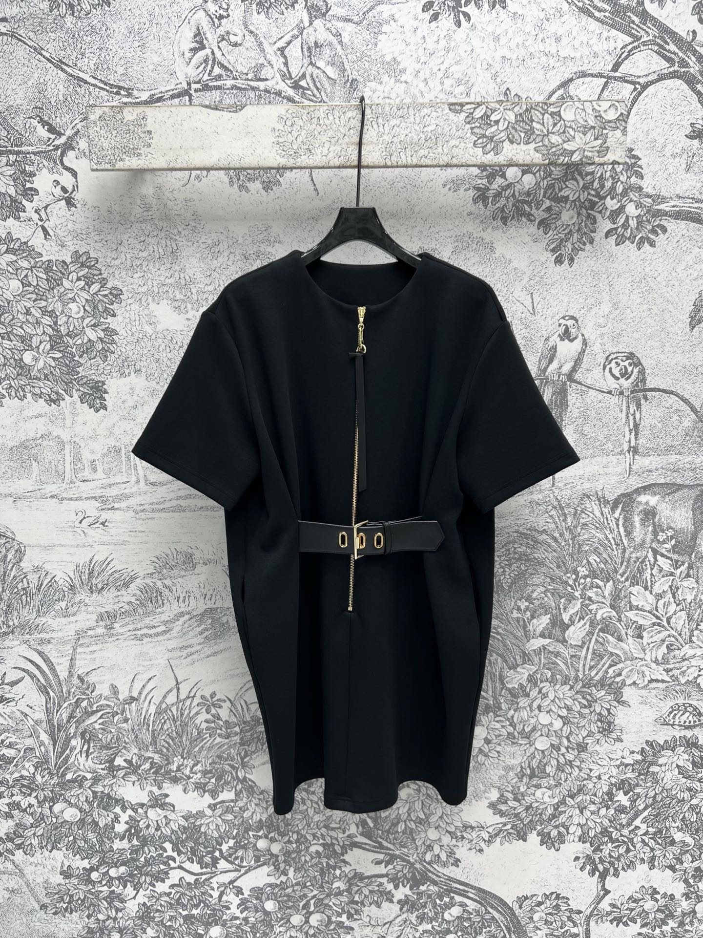 NO:308588,z270L Home 25 Early Spring New Style, Waist buckle round neck half zipper short-sleeved dress, Classic A-line skirt, Temperament small round neck half zipper design, Leather rope embellishment is high-end and fashionable, The waist leather buckle is cool and stylish, age-reducing and high-end, The upper body is super good-looking, Easy to cover the flesh and make it look slimming, Perfectly divided body proportions, It is not inferior in important occasions, Temperament is cool and handsome, versatile and not picky, Two-color three-code SML,,louis vuitton, skirts, T-shirt, alexander wang19860909z270L家 25早春新款 腰扣圆领半拉链短袖连衣裙 经典A字裙摆 气质小圆领半拉链设计 皮绳点缀高级又时髦 腰间皮扣酷飒有型 减龄又高级 上身超级好看 轻松遮肉显瘦 完美分割身材比例 重要场合也毫不逊色 气质u又酷又帅 百搭不挑人 两色三码 SML,,louis vuitton,skirts,T-shirt,alexander wang,Women's clothing