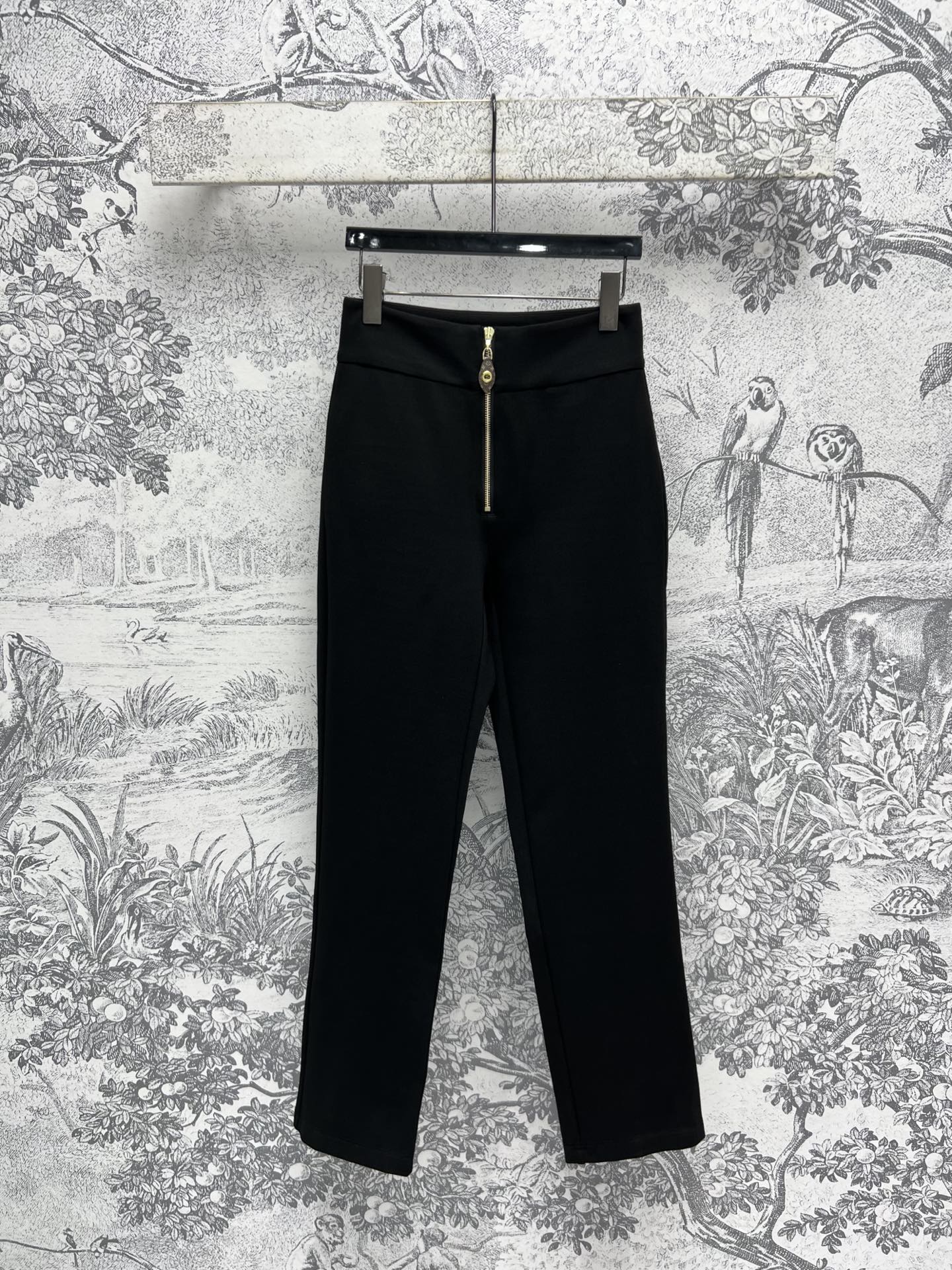 NO:308597,L Home 25 early spring new style, high-waisted front zipper tights, comfortable and slimming upper body, black is definitely a versatile item in early spring, just wear a boot, it's great to wear, tights look slim, tall and fashionable, a must-have fashionable item for royal sisters, one color, three sizes SML,,louis vuitton, boots, alexander wang19860909L家 25早春新款 高腰前拉链紧身裤 上身舒适又显瘦 黑色绝对是早春的百搭单品 随便搭个长筒靴就很绝 紧身裤型显瘦 显高又时髦 御姐必备时髦单品 一色三码 SML,,louis vuitton,boots,alexander wang,Women's clothing