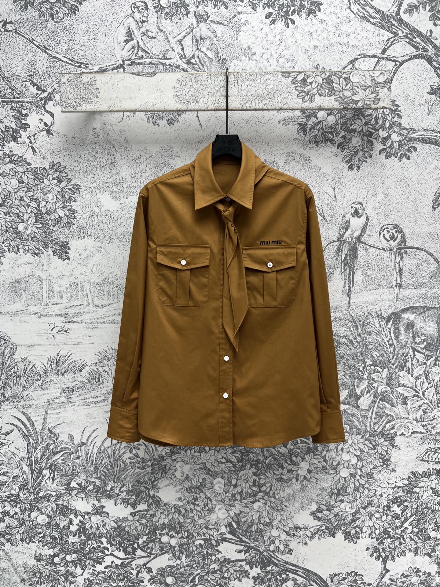 NO:308586,Miu 25 early spring new style, tie decoration lapel shirt, basic loose shirt style, exquisite and elegant tie decoration, brand patch logo embellishment, unique and eye-catching, overall feeling is more fashionable, whatever match is excellent, shirts are definitely a versatile item all year round, single-fitting and layering are excellent, recommended for daily casual leisure, two colors and three codes, SML, miumiu,shirts,ties,alexander wang19860909Miu 25早春新款 领带装饰翻领衬衫 基础宽松衬衫版型 融入精致优雅的领带装饰 品牌贴布Logo点缀 别致吸睛 整体感觉更加时髦 随便搭配都很绝 衬衫绝对是一年四季的百搭单品 单穿叠搭都很绝 日常出街休闲推荐两色三码 SML,,miumiu,shirts,ties,alexander wang,Women's clothing