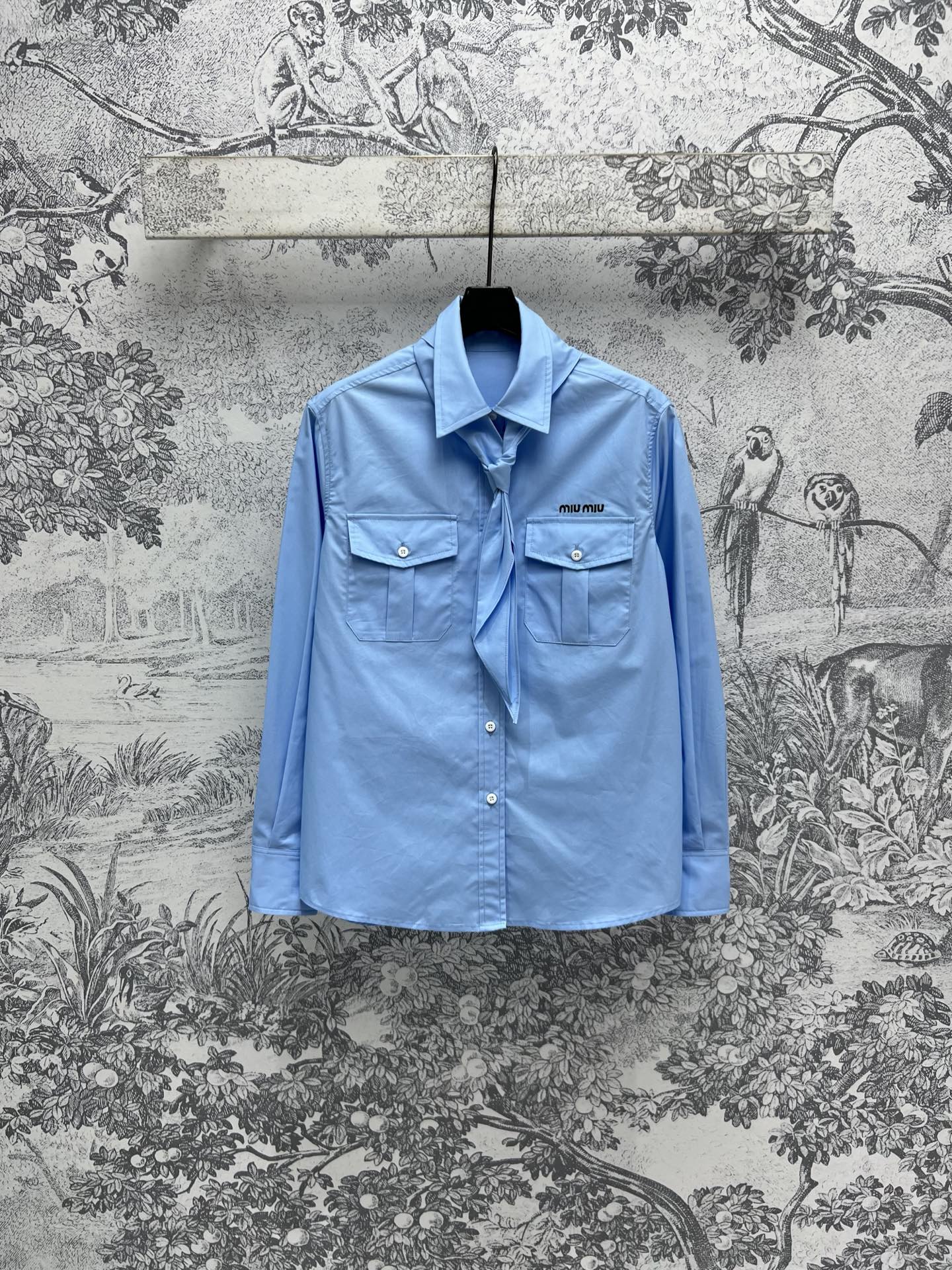 NO:308589,Miu 25 early spring new style, tie decoration lapel shirt, basic loose shirt style, exquisite and elegant tie decoration, brand patch logo embellishment, unique and eye-catching, overall feeling is more fashionable, whatever match is excellent, shirts are definitely a versatile item all year round, single-wear layering is very outstanding, recommended for daily leisure, two colors and three codes SM,,miumiu,shirts,ties,alexander wang19860909Miu 25早春新款 领带装饰翻领衬衫 基础宽松衬衫版型 融入精致优雅的领带装饰 品牌贴布Logo点缀 别致吸睛 整体感觉更加时髦 随便搭配都很绝 衬衫绝对是一年四季的百搭单品 单穿叠搭都很绝 日常出街休闲推荐两色三码 SM,,miumiu,shirts,ties,alexander wang,Women's clothing