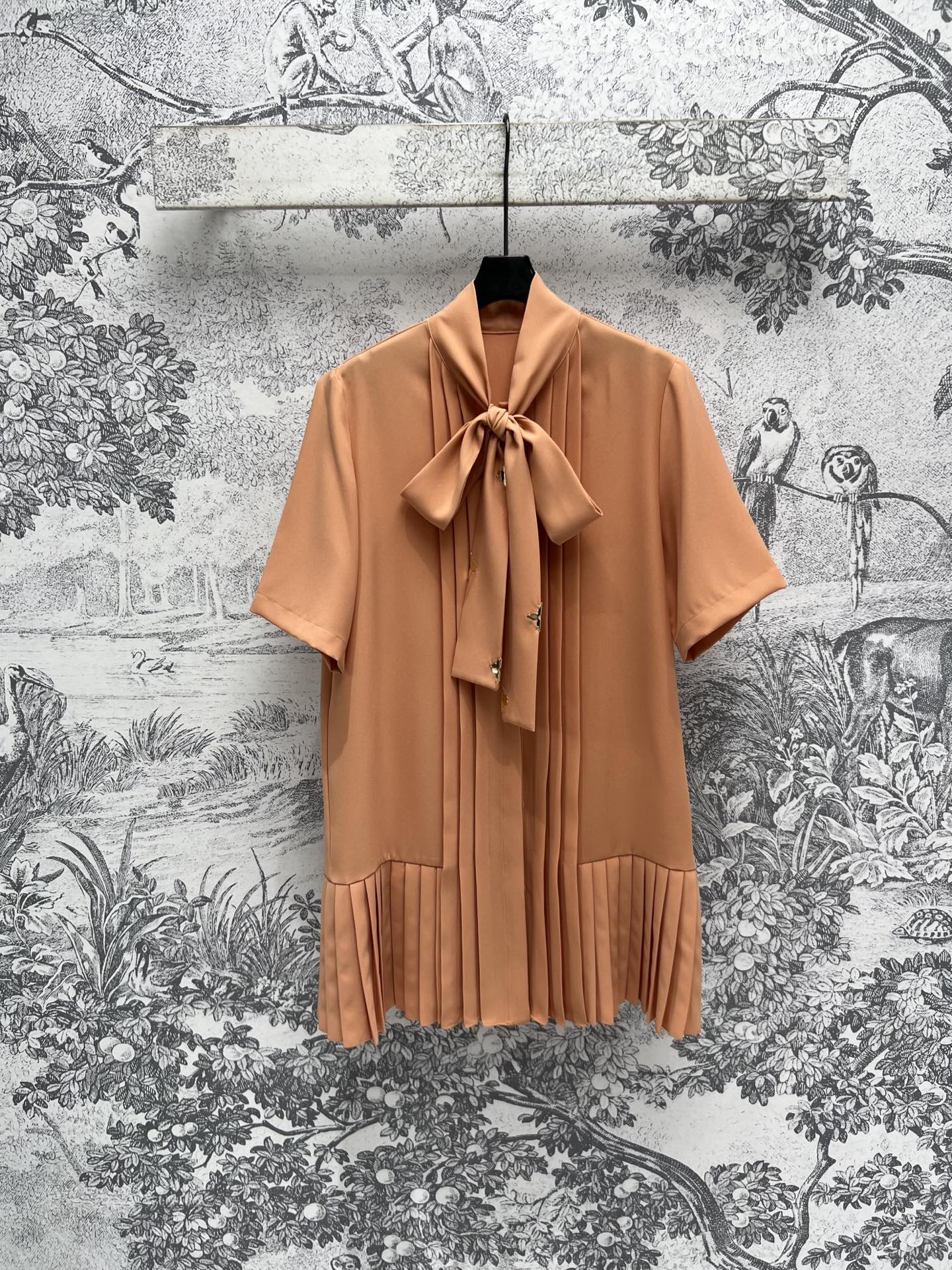 NO:308598,L Home 25 Early Spring New Style Ribbon and Pleated Dress Temperature Style Skirt Body Band Skirt Heavy Compressed Pleated Design Stand-collar Ribbon and Metal Crop Decoration Elegant and Fashionable Top Body A very recommended skirt, not picky at all, two colors and three codes SML,,louis vuitton, skirts,alexander wang19860909L家 25早春新款 飘带压褶连衣裙 气质款 裙身门襟裙摆重工压褶设计 立领飘带搭配金属三叶草装饰 上身优雅又时尚 十分推荐的一款裙子 完全不挑人 两色三码 SML,,louis vuitton,skirts,alexander wang,Women's clothing