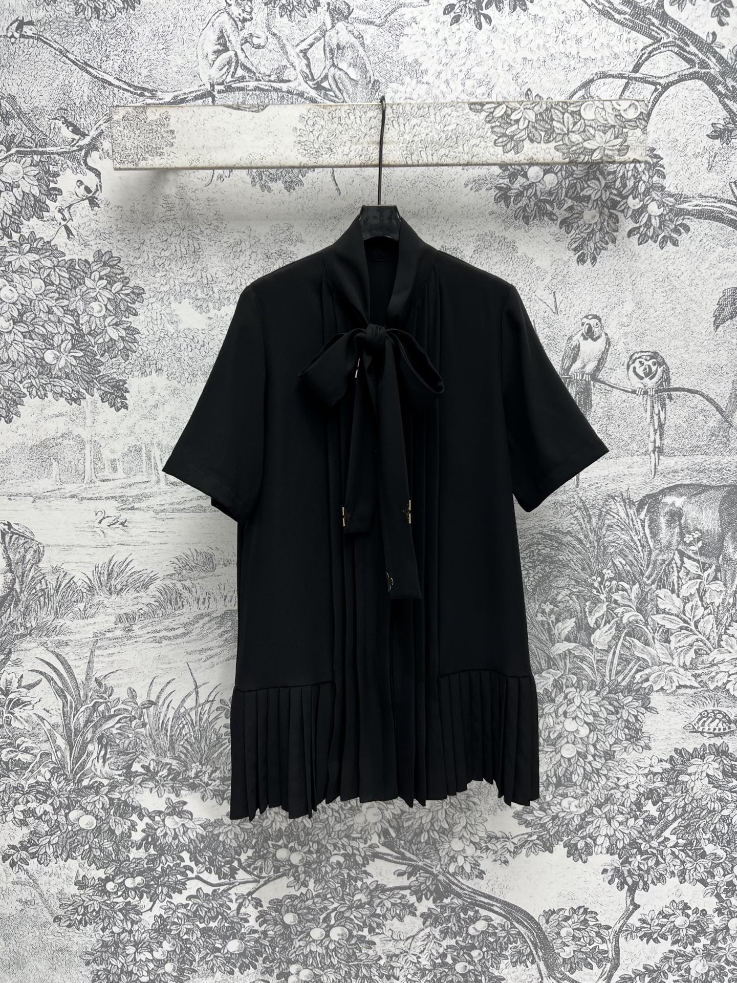 NO:308599,L Home 25 Early Spring New Style Ribbon and Pleated Dress Temperature Style Skirt Body Band Skirt Heavy Compressed Pleated Design Stand-collar Ribbon and Metal Crop Decoration Elegant and Fashionable Top Body A very recommended skirt, not picky at all, two colors and three codes SML,,louis vuitton, skirts,alexander wang19860909L家 25早春新款 飘带压褶连衣裙 气质款 裙身门襟裙摆重工压褶设计 立领飘带搭配金属三叶草装饰 上身优雅又时尚 十分推荐的一款裙子 完全不挑人 两色三码 SML,,louis vuitton,skirts,alexander wang,Women's clothing