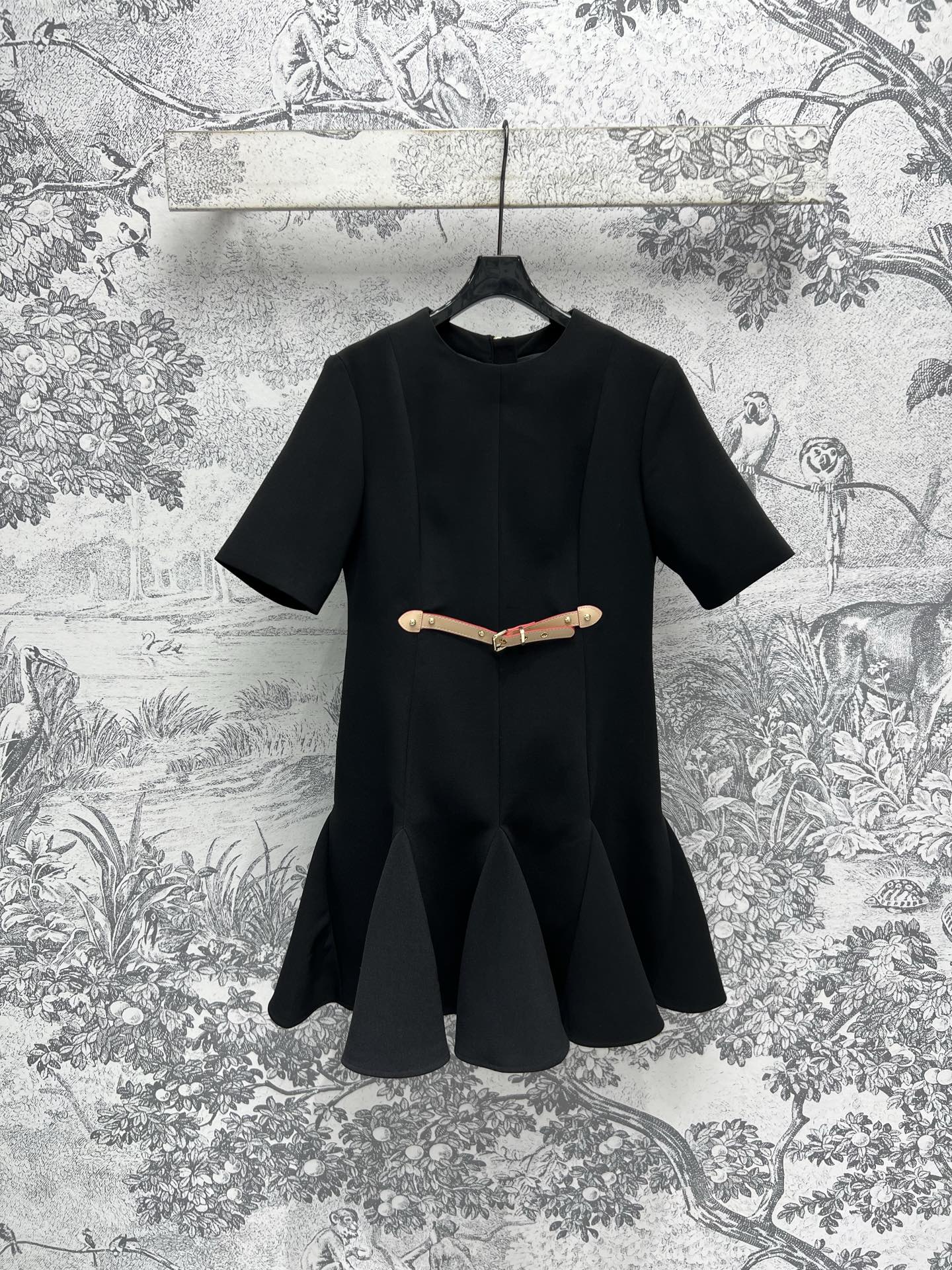 NO:308603,L family 25 early spring new round neck waist button fishtail dress temperament small round neck high and fashionable waist leather button cool and stylish, age-reducing and high-end, super beautiful upper body, easy to cover the flesh and make you look slimming, perfectly divided body proportions, important occasions are not inferior, temperament is up cool and handsome, versatile and not picky, one color three sizes SML,,louis vuitton, skirts,alexander wang19860909L家 25早春新款 圆领腰扣鱼尾连衣裙 气质小圆领高级又时髦 腰间皮扣酷飒有型 减龄又高级 上身超级好看 轻松遮肉显瘦 完美分割身材比例 重要场合也毫不逊色 气质up又酷又帅 百搭不挑人 一色三码 SML,,louis vuitton,skirts,alexander wang,Women's clothing