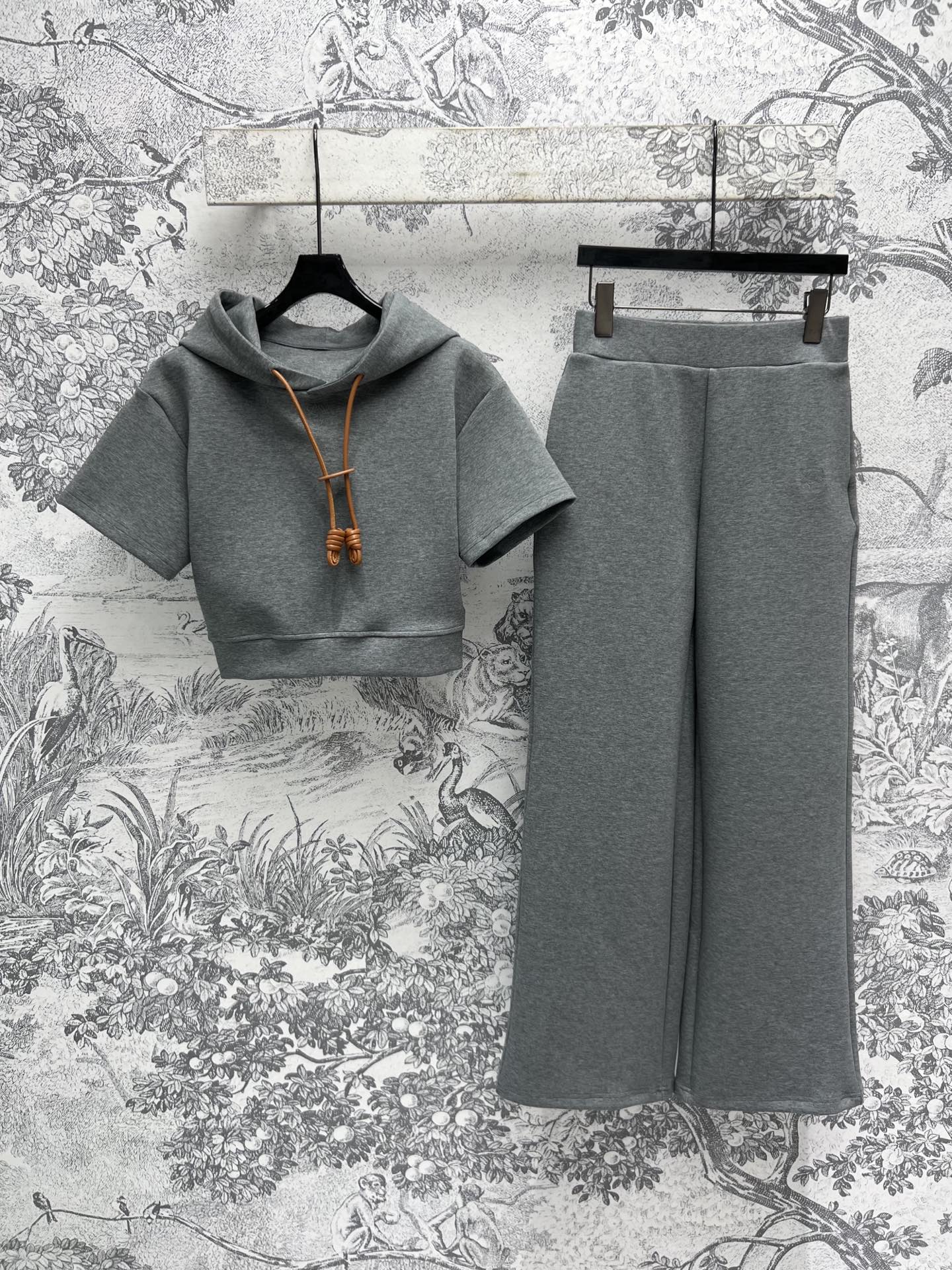 NO:309078,LW Home 25 Early Spring New Hooded Letter Short Sweatshirt   High Waist Elastic Leisure Pants The neutral gray sweatshirt suit is really good with a sense of autumn atmosphere. Logo embroidery embroidery shows the charm of the brand while showing high-end feel. The gospel of lazy matching, easy to wear and express the casual temperament. A set of upper body looks white and hides flesh!  One color three codes SML, hoodie, sweatshirts, hats, alexander wang19860909LW家 25早春新款 连帽字母短款卫衣 高腰松紧休闲裤 中性灰卫衣套装真的好有秋日氛围感 logo刺绣点缀 彰显品牌魅力的同时 尽显高级感 懒人搭配福音 轻松穿出休闲随性气质 一套上身显白又藏肉！一色三码 SML,,hoodie,sweatshirts,hats,alexander wang,Women's clothing