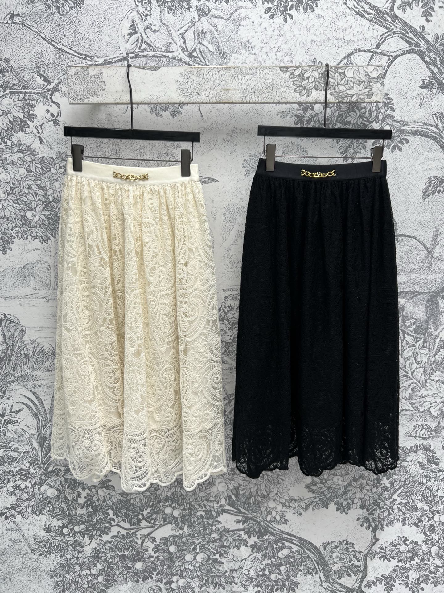 NO:309056,V Home 25 early spring new style, water-soluble lace shorts   skirt, high-end, empty water-soluble lace, high-waist letter V chain decoration elastic waist design, modify waist, long large skirt highlights elegant temperament, the fabric is very good, very soft and three-dimensional, the upper body temperament is slimming and covering the flesh, with lining, don’t worry about exposure, two colors and three codes, SML, skirts, shorts, alexander wang19860909V家 25早春新款 水溶蕾丝短裤 半身裙 高档落空的水溶蕾丝 高腰字母V链条装饰松紧腰设计 修饰腰身 长款大裙摆凸显优雅气质 面料质感非常好 很柔软立体感超强 上身气质又显瘦遮肉 带有里衬不用担心走光 两色三码 SML,,skirts,shorts,alexander wang,Women's clothing