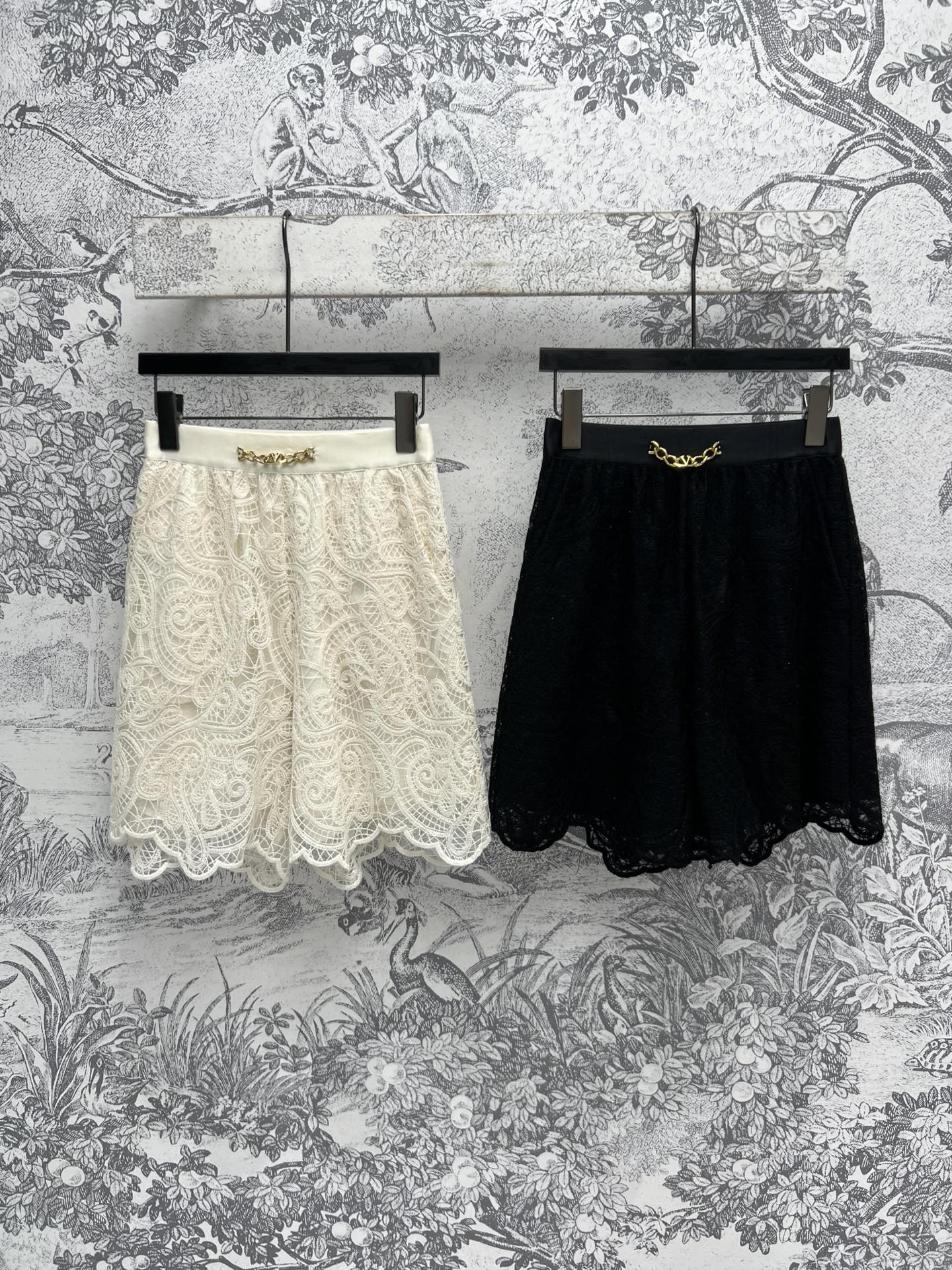 NO:309062,V Home 25 early spring new style, water-soluble lace shorts   skirt, high-end, empty water-soluble lace, high-waist letter V chain decoration elastic waist design, modify waist, long large skirt highlights elegant temperament, the fabric is very good, very soft and three-dimensional, the upper body temperament is slimming and covering the flesh, with lining, don’t worry about exposure, two colors and three codes, SML, skirts, shorts, alexander wang19860909V家 25早春新款 水溶蕾丝短裤 半身裙 高档落空的水溶蕾丝 高腰字母V链条装饰松紧腰设计 修饰腰身 长款大裙摆凸显优雅气质 面料质感非常好 很柔软立体感超强 上身气质又显瘦遮肉 带有里衬不用担心走光 两色三码 SML,,skirts,shorts,alexander wang,Women's clothing