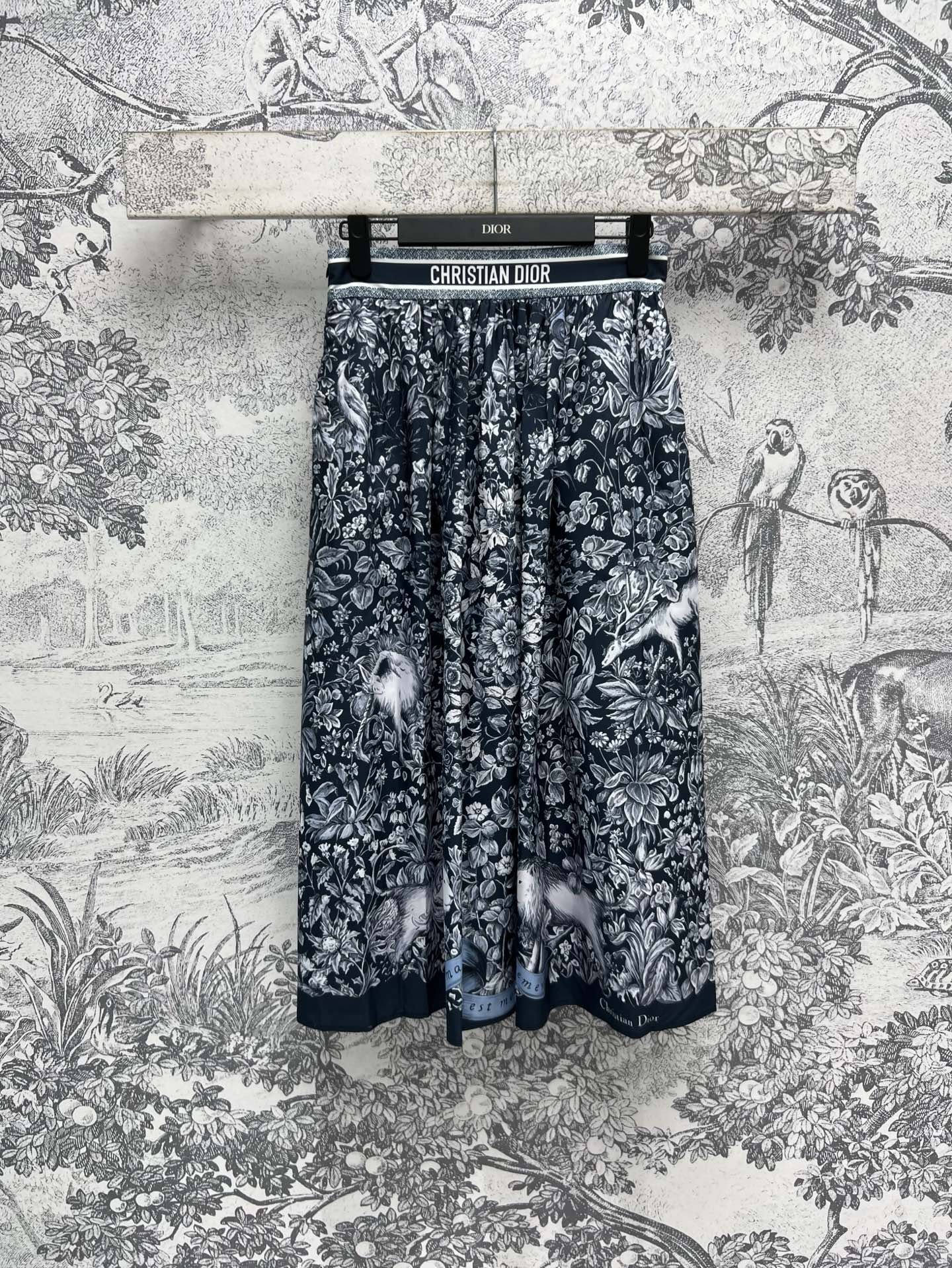 NO:309068,D Home 25 early spring new style, high-waist webbing animal floral print skirt, classic like an animal jungle pattern print, retro style, animal and flora set off the brand charm, low-key and fashionable, with a cool and colorful feeling, high-waisted skirt style, flowing and drooping upper body, super texture, showing the intellectual and elegant charm of women, one color, three codes, SML, dior, skirts, alexander wang19860909D家 25早春新款 高腰织带动物花卉印花半身裙 经典如一动物丛林图案印花 富有复古风情的动植物衬托品牌魅力 低调又时髦 自带冷艳感 高腰大裙摆版型 上身飘逸有垂感 质感超赞 彰显女性知性优雅魅力 一色三码 SML,,dior,skirts,alexander wang,Women's clothing