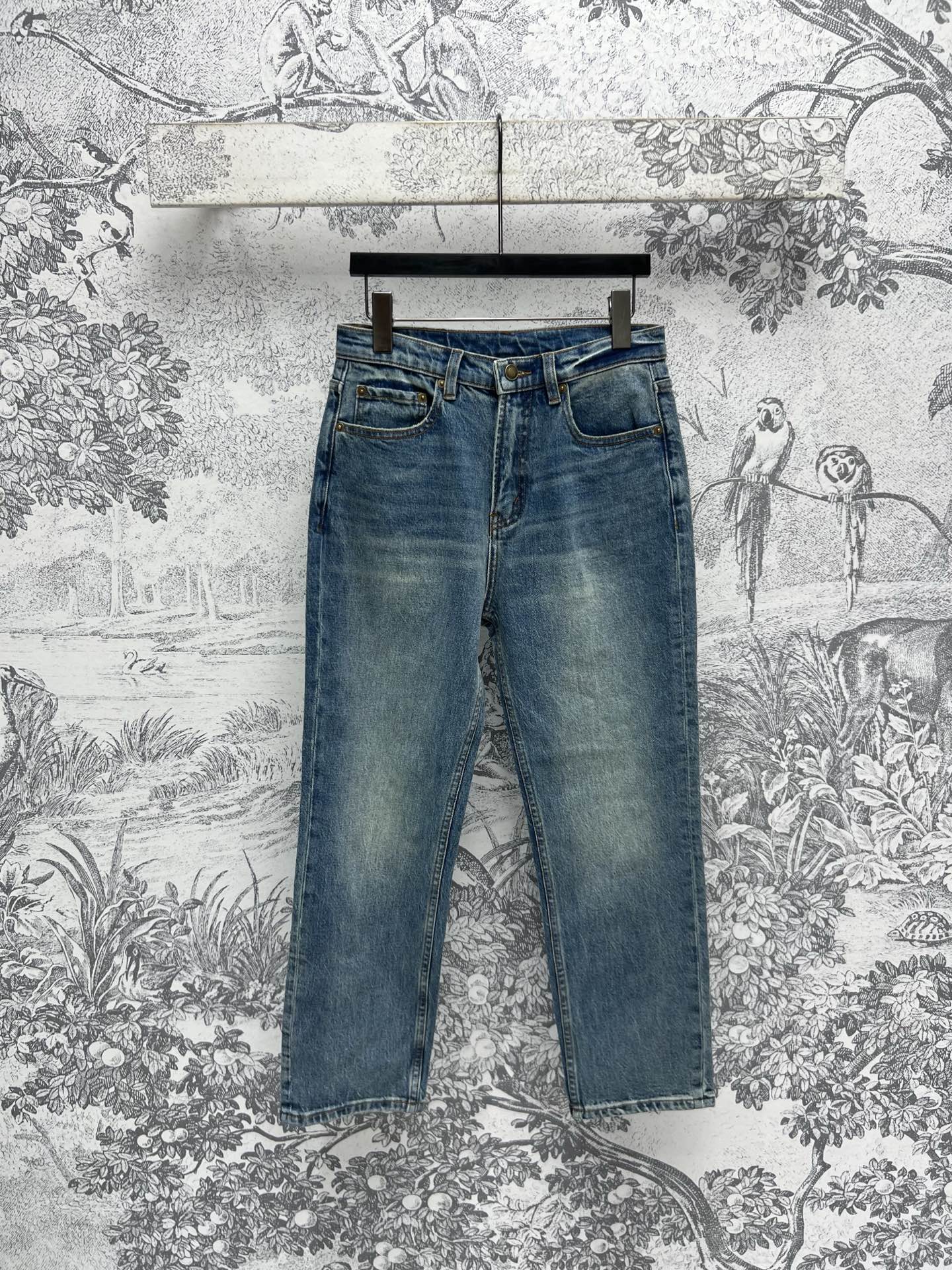NO:309073,New early spring style, high-waist straight jeans, imported denim fabric with heavy industry washing technology, with lazy temperament, straight loose pants that are so good that they are super covered with flesh and slimming. Easy to have long legs, and are friendly to any body. The upper body reduces age, versatile and fashionable, one color, five sizes 26-27-28-29-30,,jeans,alexander wang19860909早春新款 高腰直筒牛仔裤 进口牛仔面料搭配重工洗水工艺 自带慵懒气质直筒宽松裤型好到爆 超遮肉显瘦 轻松拥有大长腿的版型对任何身材都很友好 上身减龄 百搭时髦 一色五码 26-27-28-29-30,,jeans,alexander wang,Women's clothing