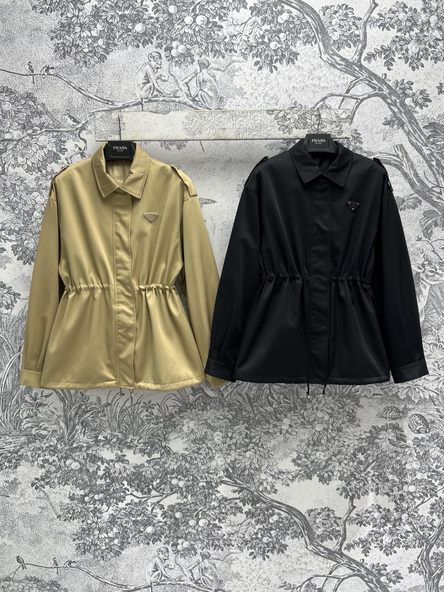 NO:309082,PD Home 25 Early Spring New Lapel Waist Triangle Mark Jacket Three-dimensional Cut Shows a Casual Loose Style Can Tighten the Band to Create a Waist Contour Highlights Body Proportion Slimming the Body Slimming the Waist Concealed Zipper and Snap Class Classic Triangle Mark Decoration Shows the Brand Charm The upper body is the eye-catching existence in the crowd Two colors and three codes SML,,dior, jackets & coats,jackets & coats,alexander wang19860909PD家 25早春新款 翻领收腰三角标夹克外套 立体剪裁呈现休闲宽松版型 可系紧束带打造收腰轮廓 凸显身材比例 显瘦显腰身 隐藏式拉链和按扣开襟 经典三角标装饰 彰显品牌魅力 上身就是人群中亮眼的存在两色三码 SML,,dior,jackets & coats,jackets & coats,alexander wang,Women's clothing