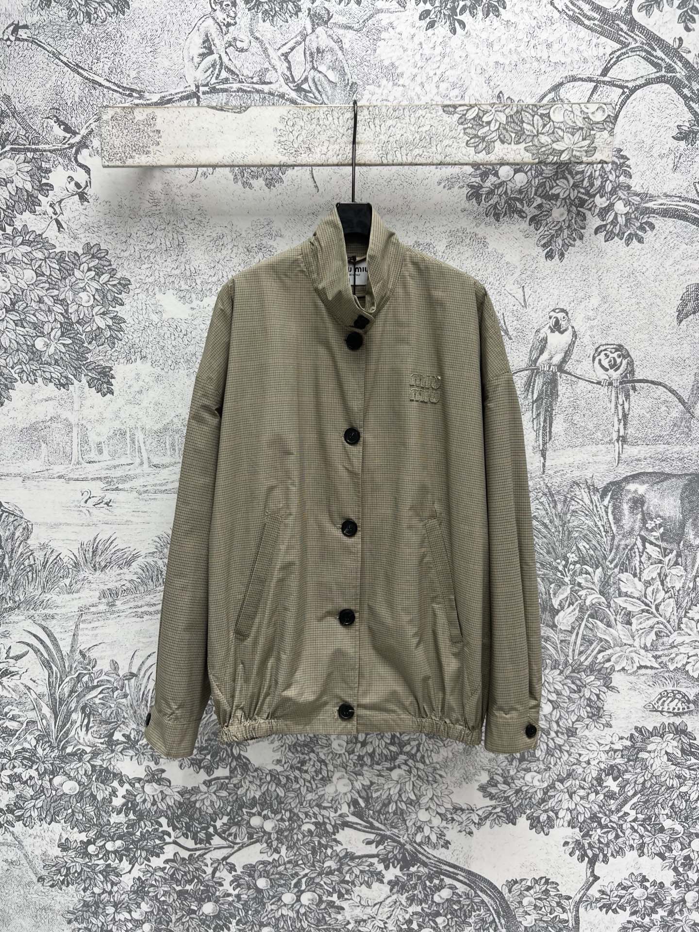 NO:309060,Miu 25 early spring new style, plaid stand-up jacket, a style that can go out as soon as you wear it, no need to worry about matching, temperamental workwear style, cool and stylish, stand-up collar single-breasted decoration, embroidered patch logo, full of high-end fashionable texture, convenient and cool, casual and casual, loose style, not picky, any figure is OK, one color, three codes SML,,miumiu, jackets & coats, jackets & coats, alexander wang19860909Miu 25早春新款 格纹立领夹克外套 一穿就能出门的款 完全不用费心费力搭配 气质工装风酷帅有型 立领单排扣修饰 饰有刺绣贴布Logo 满满的高级时髦质感 即方便又酷帅 随性休闲 宽松版型基础不挑人 任何身材都OK 一色三码 SML,,miumiu,jackets & coats,jackets & coats,alexander wang,Women's clothing