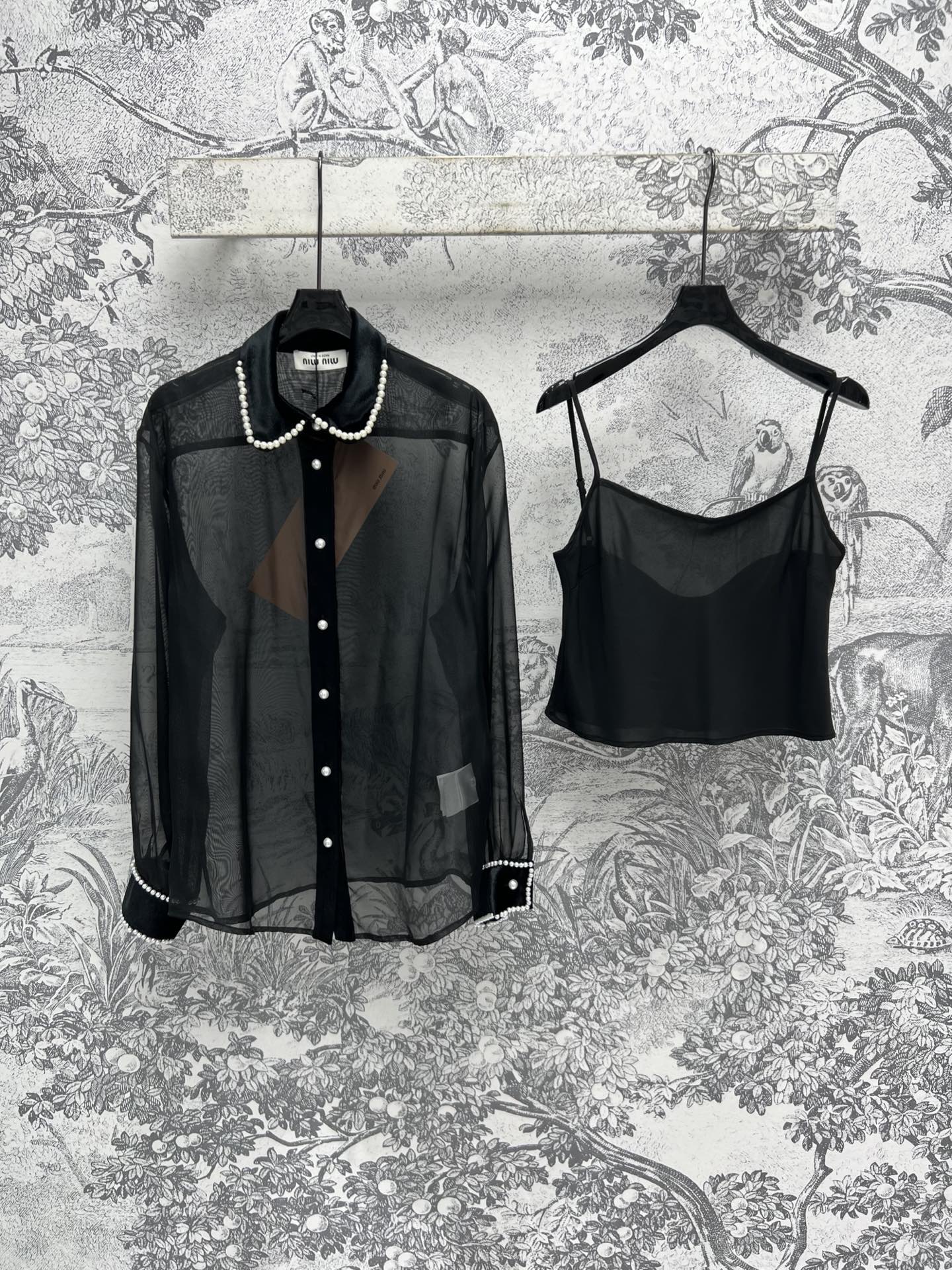 NO:309066,Miu 25 early spring new style, Organya two-piece shirt, pearl embellished lapel splicing, thin and transparent single-breasted design, super high appearance, exquisite and elegant, with a little perspective and sexy, can also be used as sun protection, the lower body is extremely elegant at will, delivery straps, one color and three sizes S,,miumiu,shirts,alexander wang19860909Miu 25早春新款 欧根纱两件套衬衫 珍珠点缀翻领拼接轻薄微透单排扣设计 超级高颜值 精致又优雅 带点一点透视小性感 也可以当防晒 下半身随意搭配都优雅至极 配送吊带哦 一色三码 S,,miumiu,shirts,alexander wang,Women's clothing