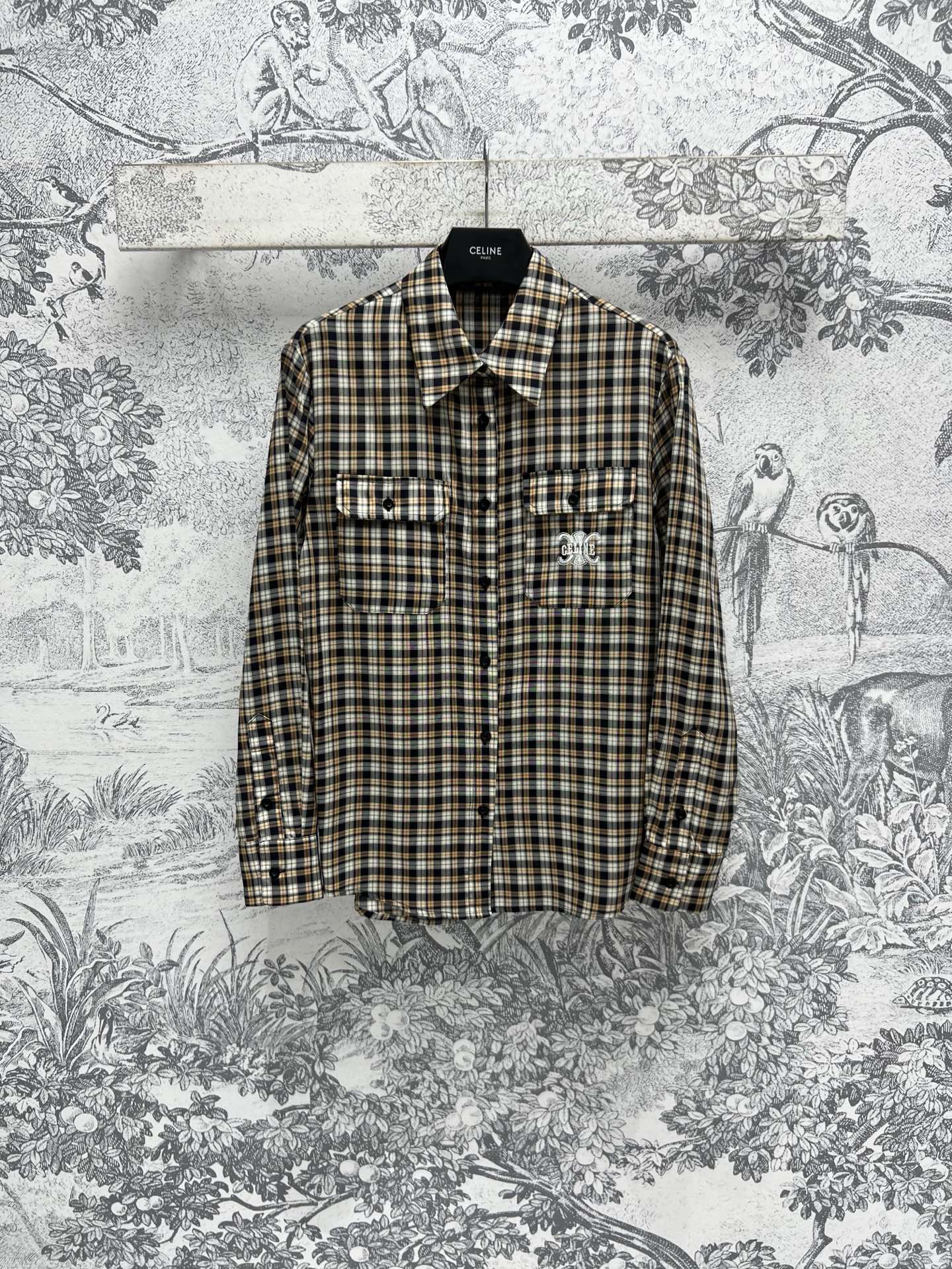 NO:309071,CE Home 25 Early Spring New Style Retro plaid shirts Eat for both men and women, Comfortable for upper body, plaid fabric is classic and will not be outdated. This style is suitable for casual suit pants or jeans. It is easy to wear and feel casual, breathable and skin-friendly, soft and not easy to deform. Stacked temperament items, one color, three codes SML, jeans, shirts, business suit, alexander wang19860909CE家 25早春新款 复古格纹衬衫 男女通吃 上身舒适 格纹面料很经典 不会过时 这个款式不论是配休闲西装裤还是牛仔裤都很合适 轻松穿出随性感 透气又亲肤 柔软不易变形 叠搭气质单品 一色三码 SML,,jeans,shirts,business suit,alexander wang,Women's clothing