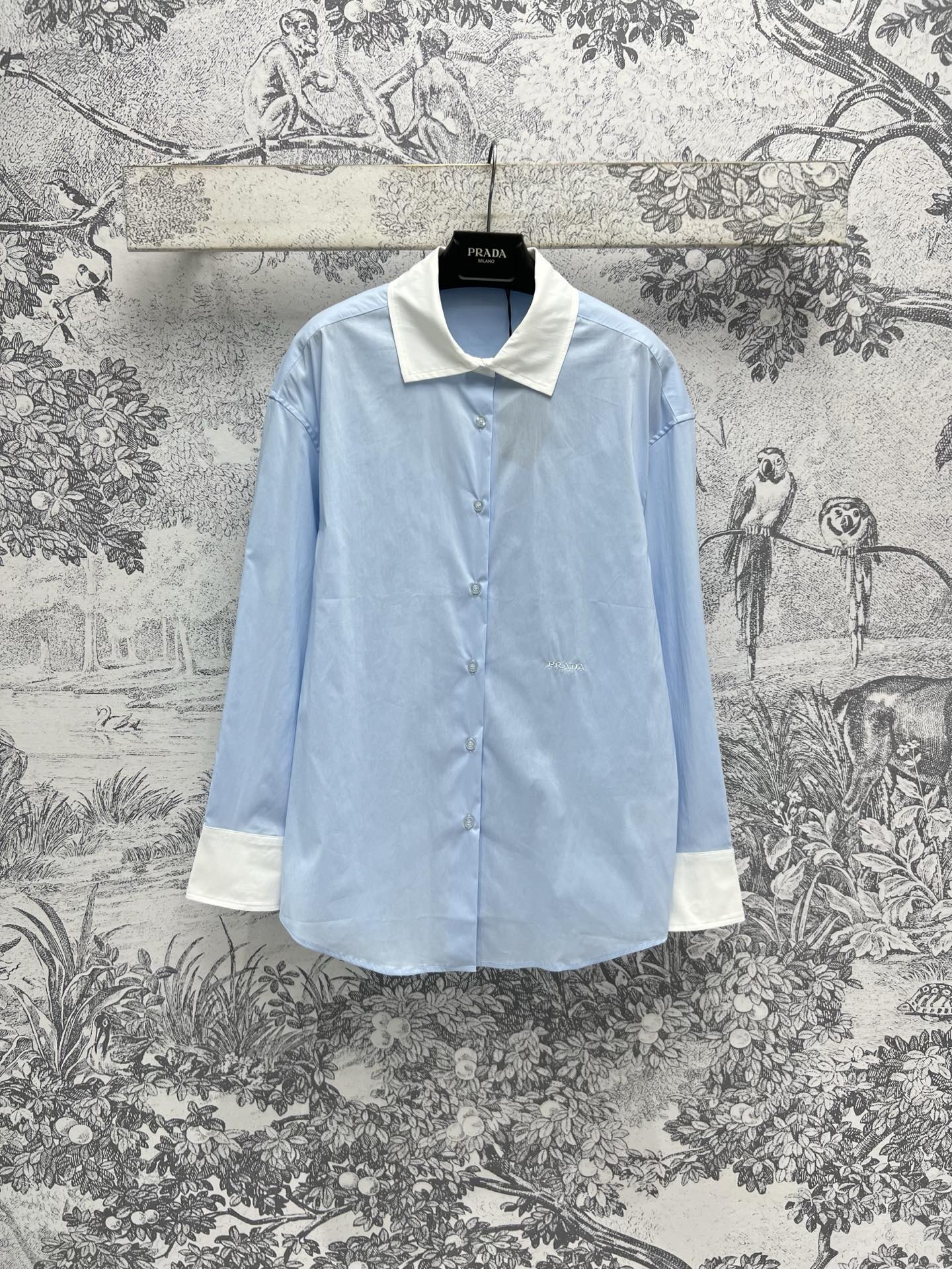 NO:309077,PD Home 25 Early Spring New Contrast Blue Shirts Fashionable and lazy silhouette tailoring shirts Contrast Color Design With a BF style handsome feeling Suitable for all body shapes Easy to cover the flesh and make you look slimming, and you can reduce your age. Three-code SM,,dior,shirts,alexander wang19860909PD家 25早春新款 撞色蓝衬衫 时髦慵懒的廓形剪裁衬衫 撞色设计 自带一种BF风帅气感 适合各种身材 轻松遮肉显瘦 减龄感更是在线 一色三码 SM,,dior,shirts,alexander wang,Women's clothing