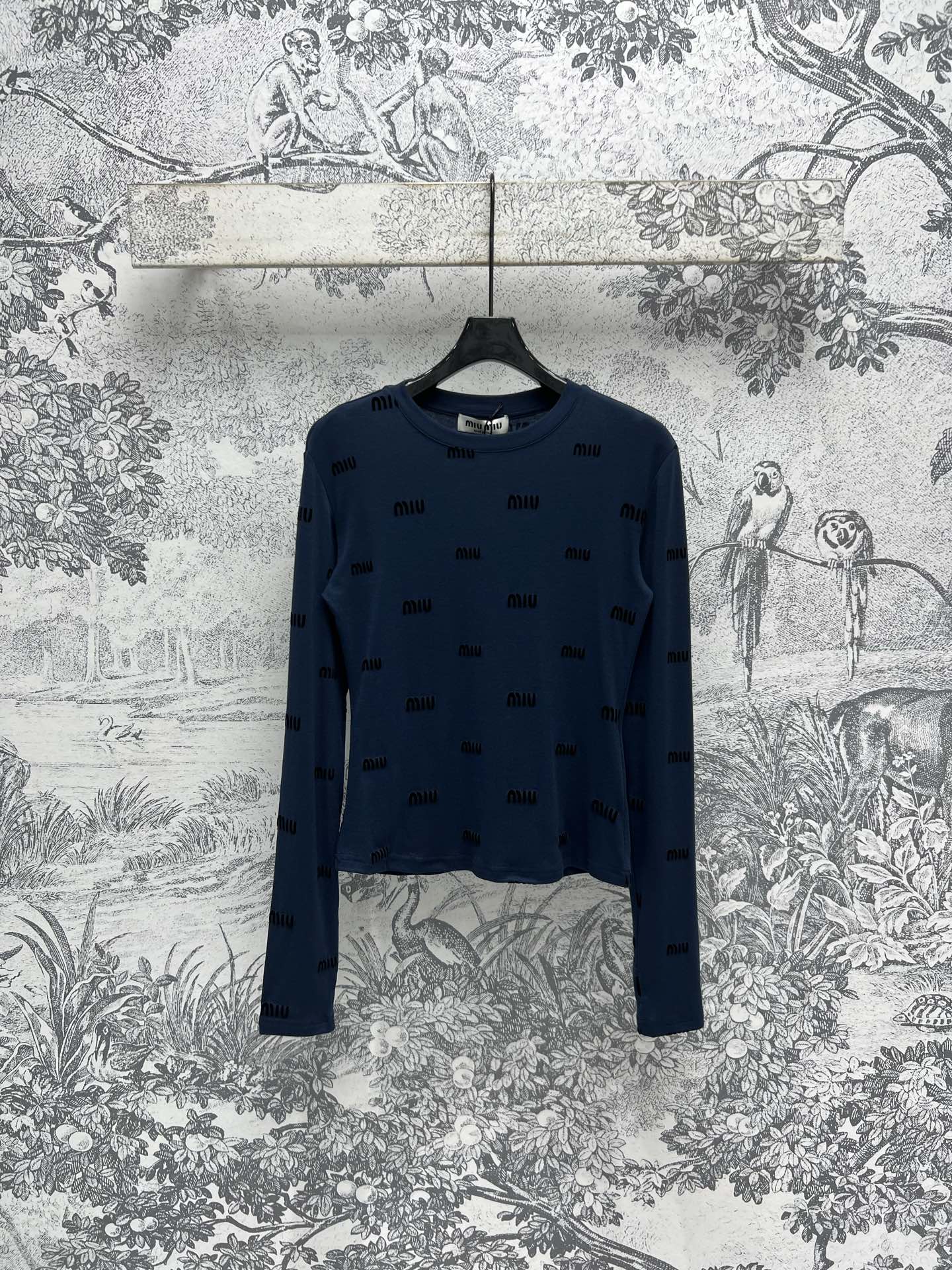 NO:309083,Miu 25 early spring new style flocking logo base shirt, flocking logo pattern embellishment, showing the brand charm, calm and atmospheric, loose and not picky about the figure, soft and glutinous upper body, not stubborn, high-neck base wear, daily stacking and single wear are very fashionable, one color three-code SML, miumiu, alexander wang19860909Miu 25早春新款 植绒logo打底衫 通身植绒logo图案点缀 彰显品牌魅力 沉稳大气 版型宽松不挑身材 上身软糯糯的不扎人 高领打底穿着利用率高日常叠搭单穿都很时髦 一色三码 SML,,miumiu,alexander wang,Women's clothing