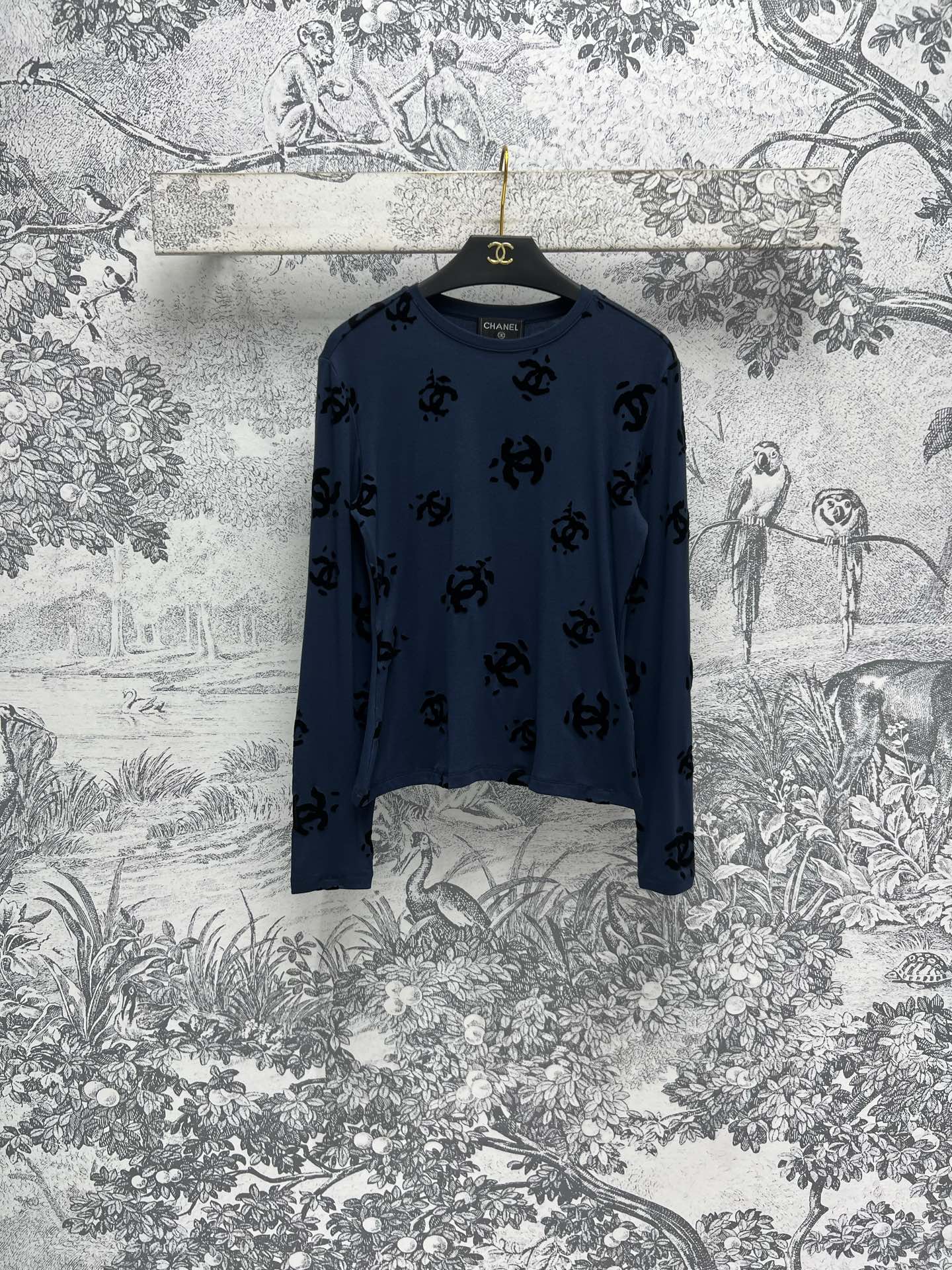 NO:309085,Xiaoxiang style 25 early spring new style flocking logo base shirt full-body flocking logo pattern embellishment highlights the brand's charm, calm and atmospheric, loose and not picky about the figure, soft and glutinous upper body, not stubborn, high-neck base wear, high utilization rate, daily stacking and single wear are very fashionable, one color three sizes S,,alexander wang19860909小香风 25早春新款 植绒logo打底衫 通身植绒logo图案点缀 彰显品牌魅力 沉稳大气 版型宽松不挑身材 上身软糯糯的不扎人 高领打底穿着利用率高日常叠搭单穿都很时髦 一色三码 S,,alexander wang,Women's clothing