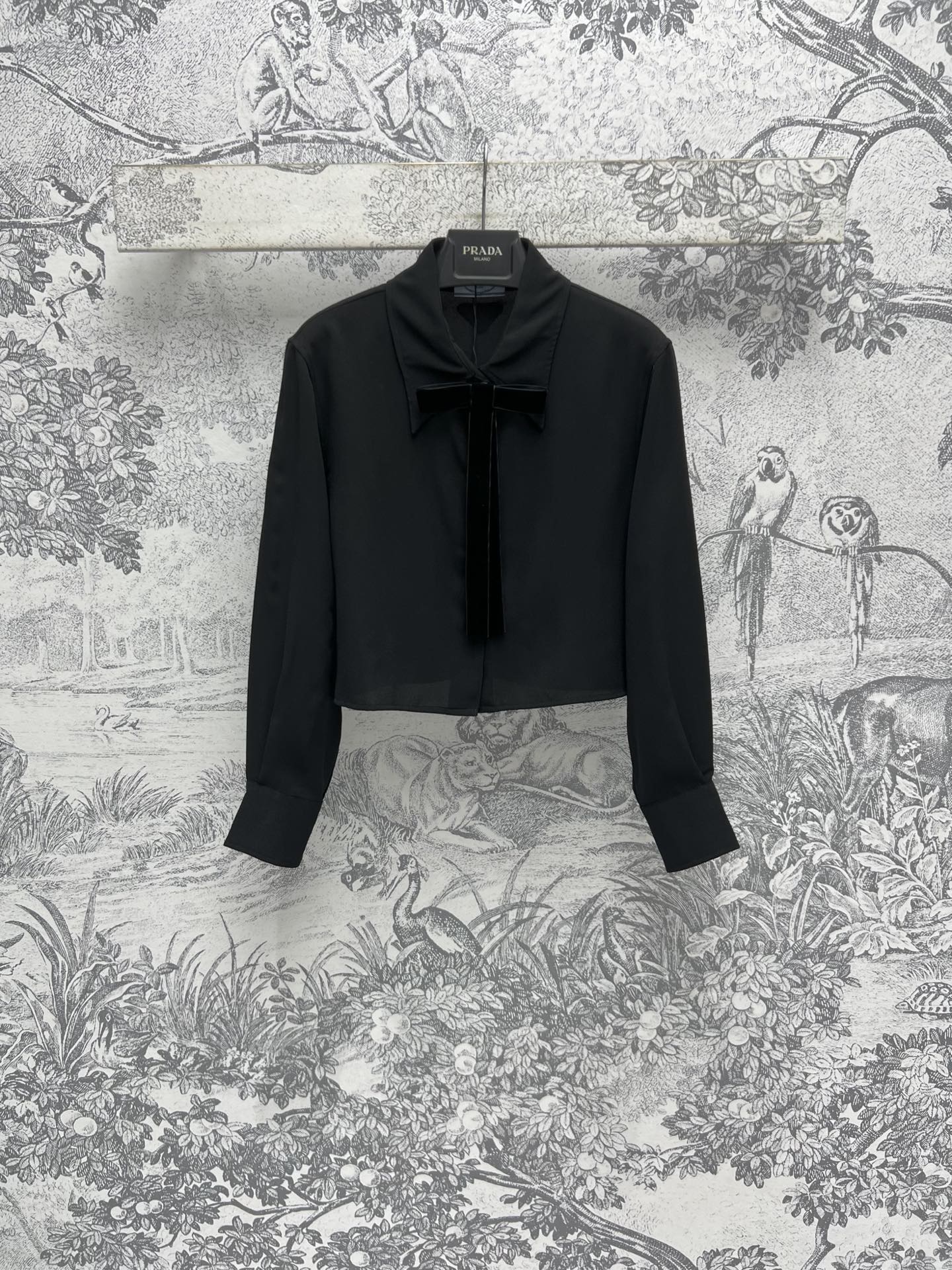 NO:309089,PD Home 25 Early Spring New Short Velvet Bow Tie Black Shirt Pure Black Small Shirt Super Age-reducing Collar Velvet Bow Matching Back Inverted Triangle Decoration Short Style Versatile Not Picky People Top Body Slimming and High-Heading One Color Three Size SML, Dior, Shirts, Alexander Wang19860909PD家 25早春新款 短款丝绒领结黑衬衫 纯黑色小衬衫上身超级减龄 领口丝绒蝴蝶结搭配 后背倒三角装饰 短款版型百搭不挑人 上身显瘦显高绝绝子 一色三码 SML,,dior,shirts,alexander wang,Women's clothing