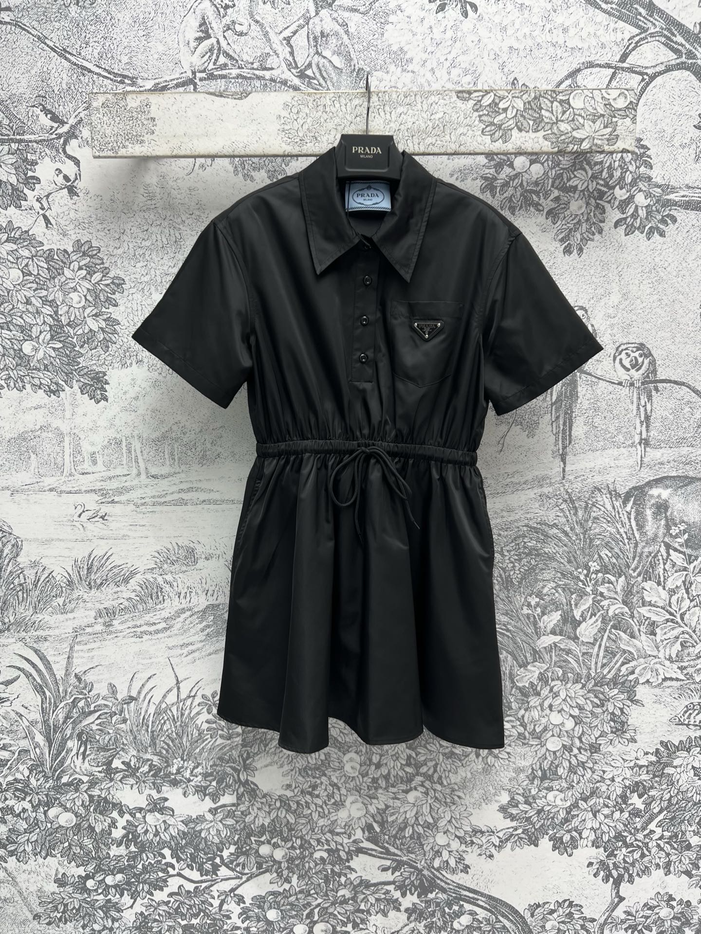 NO:309093,PD Home 25 Early Spring New Style Small Lapel Waist Short Sleeve Dress Temperament Small Lapel Design Elastic waist waist to make you look slim. Clean and neat tailoring elegant and elegant, and a little girlish skirt shaped. Classic triangle pocket decoration. Simple design. But it wears an elegant ladylike style. Commuting and dates are very good. One color and three codes. SML 827,,dior, skirts, T-shirt, alexander wang19860909PD家 25早春新款 小翻领收腰短袖连衣裙 气质小翻领设计 腰间松紧腰收腰显瘦 干净利落的剪裁优雅大气 又带点少女感裙摆造型 经典三角标口袋装饰 简约设计 却穿出优雅的淑女风 通勤约会都很不错 一色三码 SML 827,,dior,skirts,T-shirt,alexander wang,Women's clothing