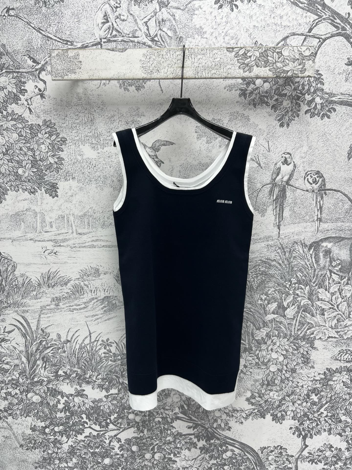 NO:309097,Miu 25 early spring new style, college style fake two-piece vest skirt, round neck and skirt color matching, classic brand logo patch decoration, three-dimensional H-style tailoring, brand new interpretation of handsome and elegant girlish feeling, excellent details and three-code one color SML, miumiu, skirts, alexander wang19860909Miu 25早春新款 学院风假两件背心裙 圆领与裙摆的配色相呼应 经典品牌logo贴布装饰 立体H版型剪裁 全新演绎帅气优雅少女感 细节做工都很赞 一色三码 SML,,miumiu,skirts,alexander wang,Women's clothing