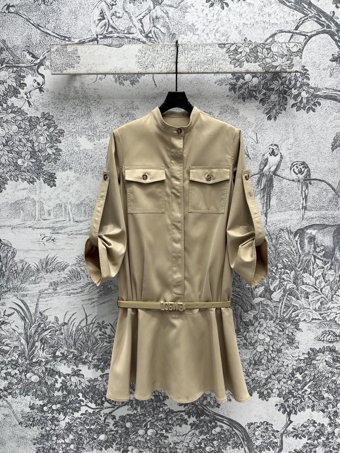 NO:309086,LW Home 25 Early Spring New Style Loose Slim Work Dress Khaki Work Dress Stand Collar Loose and Slim Hardware Letters Bring Waist Perfectly Divided Body Slim and Fashionable The upper body can be sweet or salty and versatile without picking on the body, age-reducing and temperament The upper body is sweet and cool, age-reducing girl with three sizes SML, skirts, alexander wang19860909LW家 25早春新款 宽松显瘦工装连衣裙 卡其色工装风连衣裙 立领宽松又显瘦 五金字母腰带收腰 完美分割身材比例 上身显瘦又时髦 可甜可咸百搭不挑身材 减龄又有气质 上身妥妥甜酷减龄少女一色三码 SML,,skirts,alexander wang,Women's clothing