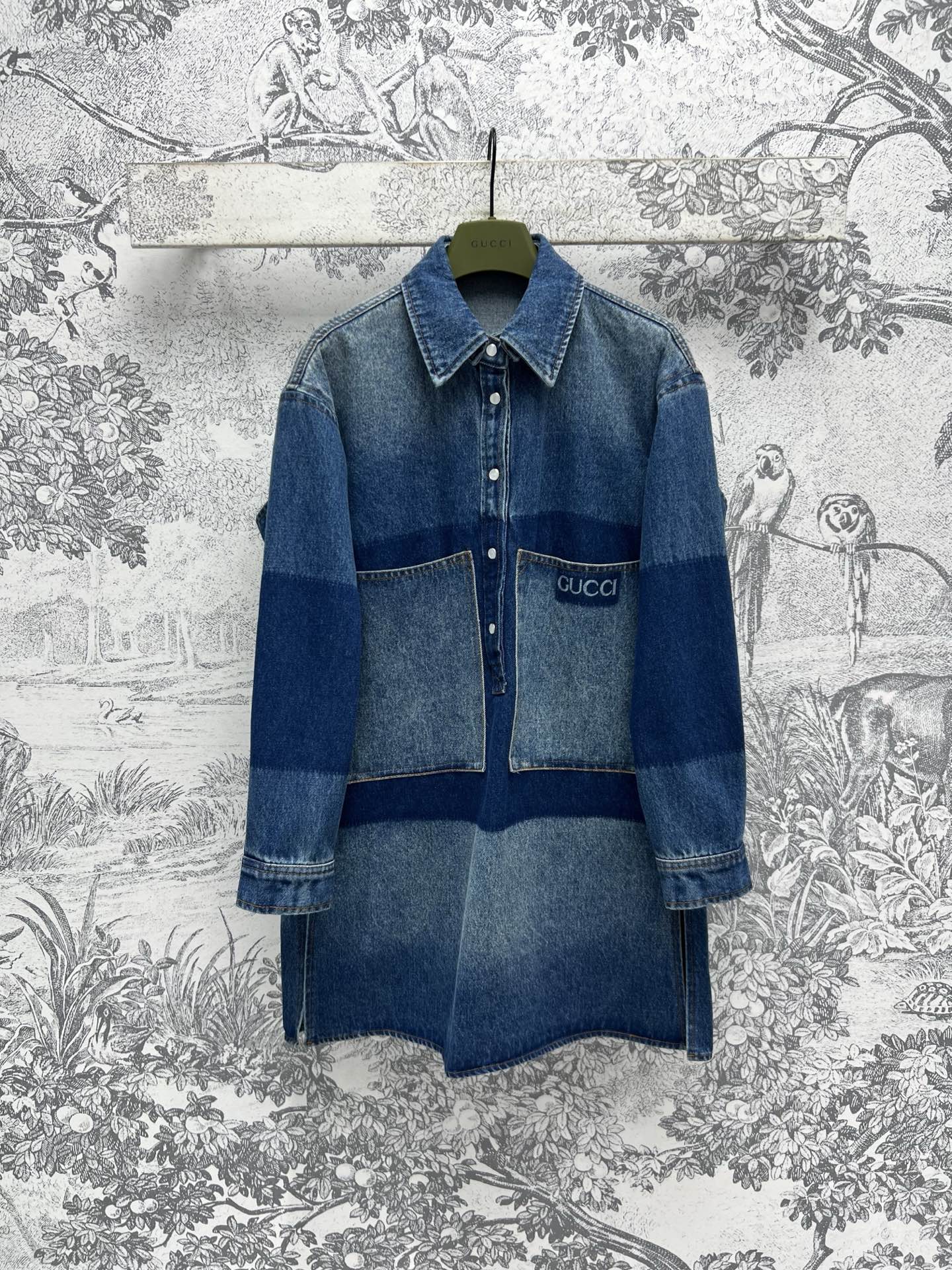 NO:309090,G Home 25 early spring new style, old washing water loose denim shirt dress, loose style, easy to cover the flesh and make it look slimming, open sleeve design, just right to cover the flesh of the arms, elegant and fashionable, retro old pocket embellishment, beautiful and practical, classic and practical, super atmospheric, full of elegant temperament on the upper body, casual and casual three-code SML,,gucci,skirts,shirts,alexander wang19860909G家 25早春新款 做旧洗水宽松牛仔衬衫连衣裙 宽松版型 轻松遮肉显瘦 开口袖设计 恰到好处的遮住手臂肉肉 优雅又时髦 复古做旧大口袋点缀 美观又实用 经典实穿 超级大气 上身满满的优雅气质 休闲又随性一色三码 SML,,gucci,skirts,shirts,alexander wang,Women's clothing