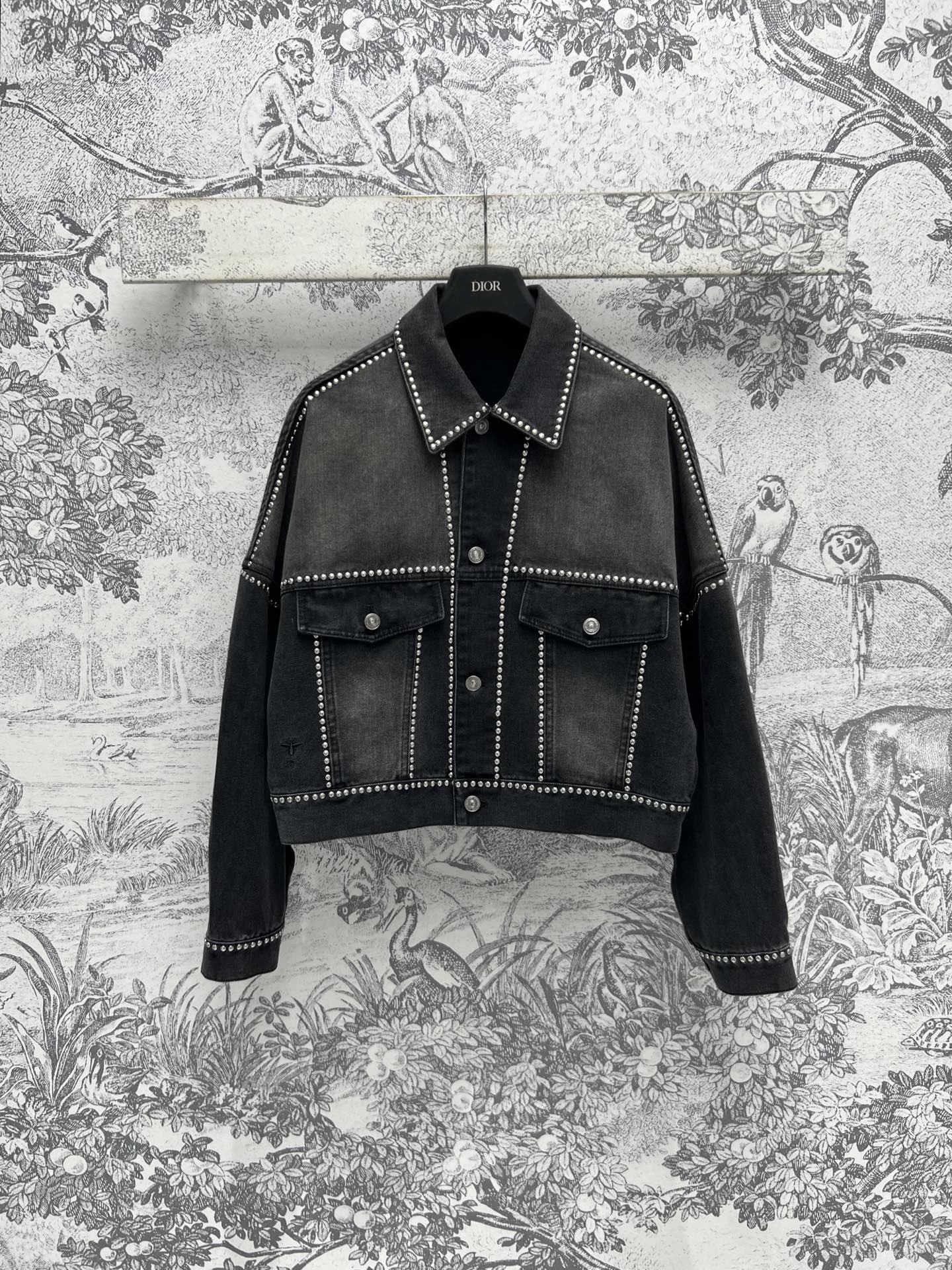 NO:309094,D Home 25 Early Spring New Style Willow Ding Gradient Retro Denim Series Lapel Jacket   One-piece Workwear Pleated Short Skirt Retro Denim Unlocking Fashionable Outfits Three-dimensional Jacket Style Cut Customized Classic Letter Hardware Buckle Decoration Matched with pleated short skirt One-piece tailoring design Decoration with buckle pockets on both sides A set of top body super cool workmanship quality depends on details One color three code SML,,dior, skirts, jackets & coats, jackets & coats, alexander wang19860909D家 25早春新款 柳钉渐变复古牛仔系列 翻领外套 一片式工装百褶短裙 复古牛仔 解锁髦时穿搭 立体夹克版型剪裁 定制经典字母五金扣 装饰 搭配百褶短裙 一片式剪裁设计 两侧搭扣口袋的装饰 一套上身超酷飒 做工品质看细节 一色三码 SML,,dior,skirts,jackets & coats,jackets & coats,alexander wang,Women's clothing