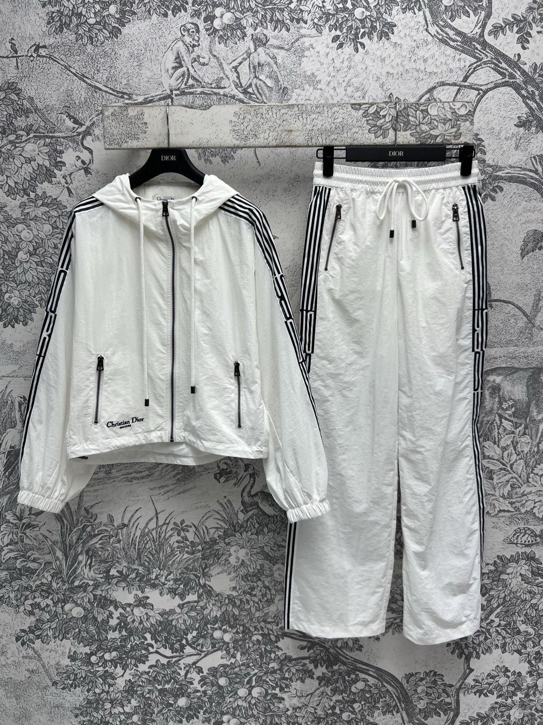 NO:309605,D Home 25 Early Spring New Contrast Letter Webbing Casual Set Hooded Zipper Jacket   Straight Trousers Highly Recommended This age-reducing suit is so heavy, the style is super slim, fashionable, super stylish suit design, side contrasting letter webbing embellishes the brand's fashion charm A set of casual age-reducing and fashionable Two-color three-code SML,,dior,jackets & coats,hats,alexander wang19860909D家 25早春新款 撞色字母织带休闲套装 连帽拉链外套 直筒长裤 强烈推荐 这款减龄套装重太好看了吧 版型还超显瘦 时尚 超级有型的套装设计 侧边撞色字母织带点缀品牌时尚魅力 一套搭配休闲减龄又时髦 两色三码 SML,,dior,jackets & coats,hats,alexander wang,Women's clothing