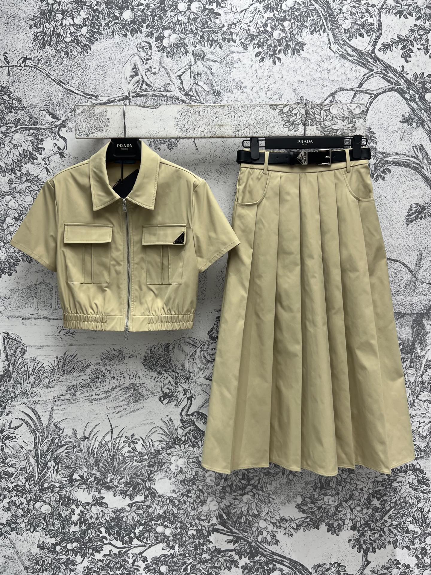 NO:309611,PD Home 25 early spring new workwear style casual suit Lapel short sleeve short jacket   pleated skirt Decoration on the chest Large pocket decoration Classic triangle embellishment Workwear style is cool and sassy, ​​Heavy industry pleated design is fashionable and eye-catching A set of upper body super body proportions The right cover of flesh makes it look slimming is very friendly to the figure. The style is very positive. It can be easily worn with any item to make you look cool and age-reducing. Two colors and three codes SML,,dior, skirts, jackets & coats,T-shirt,alexander wang19860909PD家 25早春新款 工装风休闲套装 翻领短袖短款外套 百褶半身裙 胸前大口袋装饰 经典三角标点缀 工装风酷飒兼备 重工百褶设计时髦又吸睛 一套上身超级显身材比例 恰到好处的遮肉显瘦对身材很友好 版型很正 搭配任何单品都能轻松穿出酷帅减龄感两色三码 SML,,dior,skirts,jackets & coats,T-shirt,alexander wang,Women's clothing