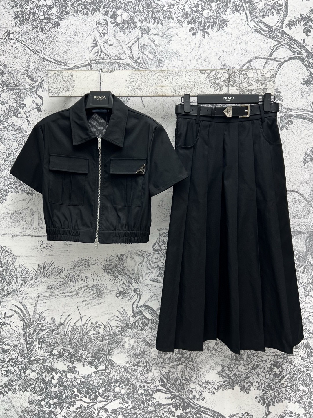 NO:309614,PD Home 25 early spring new workwear style casual suit Lapel short sleeve short jacket   pleated skirt Decoration on the chest Large pocket decoration Classic triangle embellishment Workwear style is cool and sassy, ​​Heavy industry pleated design is fashionable and eye-catching A set of upper body super body proportions The right cover of flesh makes it look slimming is very friendly to the figure, the style is very positive, and it can be easily worn with any item to make you look cool and age-reducing. Two colors and three codes SML 8,,dior, skirts, jackets & coats,T-shirt,alexander wang19860909PD家 25早春新款 工装风休闲套装 翻领短袖短款外套 百褶半身裙 胸前大口袋装饰 经典三角标点缀 工装风酷飒兼备 重工百褶设计时髦又吸睛 一套上身超级显身材比例 恰到好处的遮肉显瘦对身材很友好 版型很正 搭配任何单品都能轻松穿出酷帅减龄感两色三码 SML 8,,dior,skirts,jackets & coats,T-shirt,alexander wang,Women's clothing