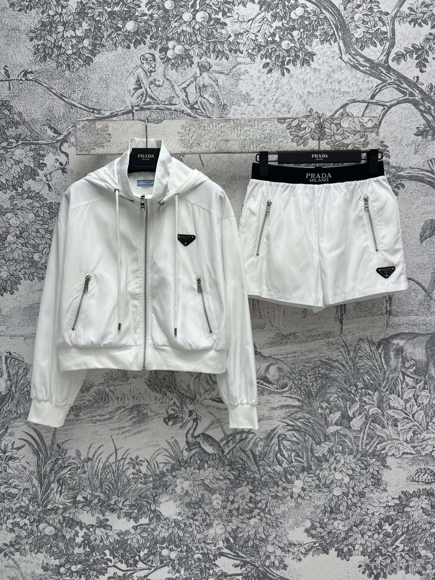 NO:309636,PD Home 25 Early Spring New Style, A must-have for lazy people, Hooded casual suit, Stand-collar hooded jacket   webbing elastic shorts, Removable zipper hooded design, One dress, Two wear, Casual, lazy and fashionable. This set is very recommended. It can be used for daily life or exercise. Short and high-waisted shorts. It can hide the flesh and make it look taller. Suitable for all body shapes. Triangular punctuation on the chest. One set for sale. Two colors and three codes. SML,,dior, shorts, jackets & coats,hats,alexander wang19860909PD家 25早春新款 懒人必备款 连帽休闲套装 立领连帽外套 织带松紧短裤 可拆卸拉链连帽设计 一衣两穿 休闲慵懒兼备时髦 这套很推荐 日常或者运动都可以 短款和高腰短裤设计 能藏肉更可以显高 适合各种身形 胸前三角标点辍 一套出售 两色三码 SML,,dior,shorts,jackets & coats,hats,alexander wang,Women's clothing