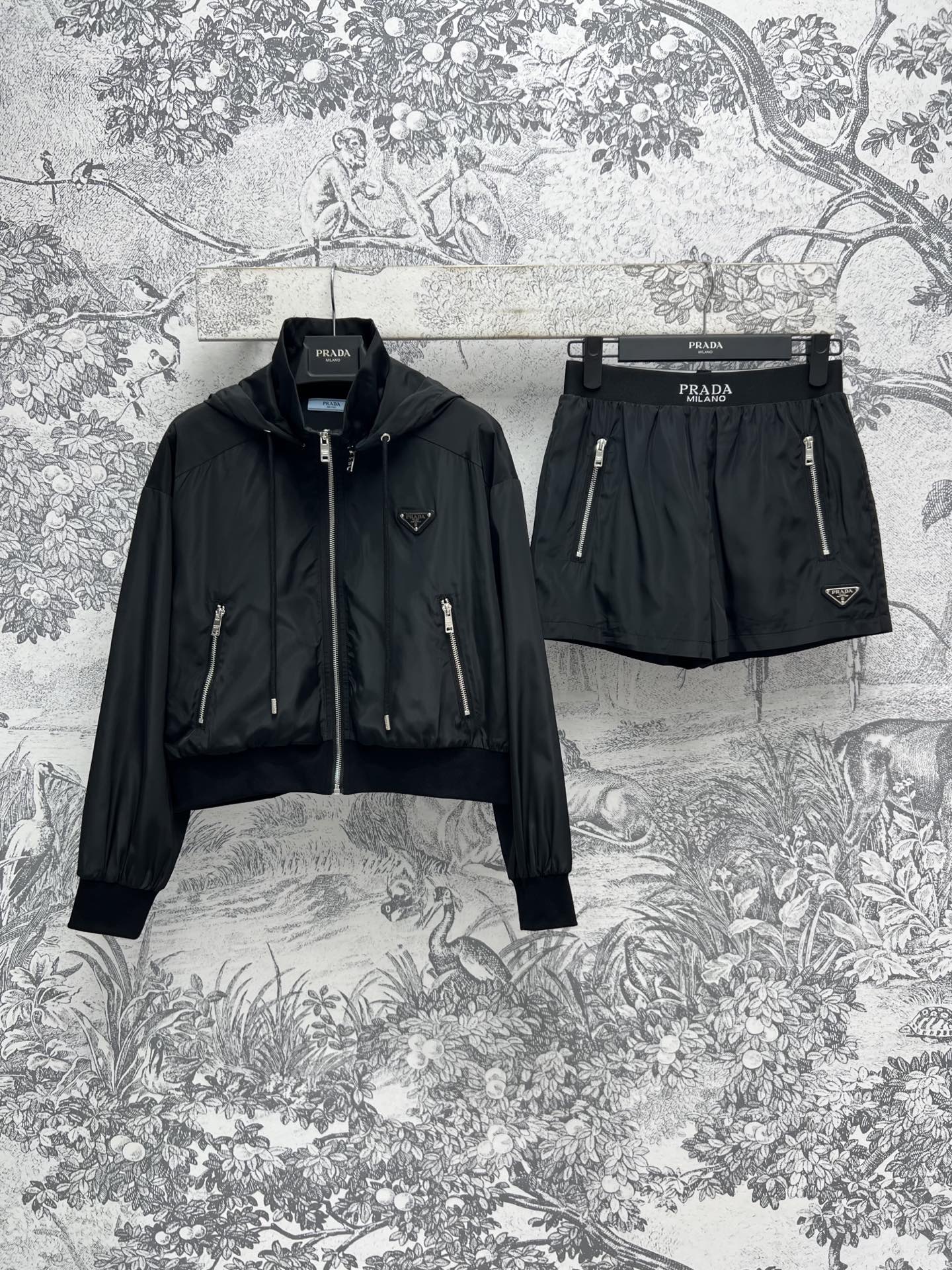 NO:309638,PD Home 25 Early Spring New Style, A must-have for lazy people, Hooded casual suit, Stand-collar hooded jacket   webbing elastic shorts, Removable zipper hooded design, One dress, Two wear, Casual, lazy and fashionable. This set is very recommended. It can be used for daily life or exercise. Short and high-waisted shorts. It can hide the flesh and make it look taller. Suitable for all body shapes. Triangular punctuation on the chest. One set for sale. Two colors and three codes. S,,dior, shorts, jackets & coats,hats,alexander wang19860909PD家 25早春新款 懒人必备款 连帽休闲套装 立领连帽外套 织带松紧短裤 可拆卸拉链连帽设计 一衣两穿 休闲慵懒兼备时髦 这套很推荐 日常或者运动都可以 短款和高腰短裤设计 能藏肉更可以显高 适合各种身形 胸前三角标点辍 一套出售 两色三码 S,,dior,shorts,jackets & coats,hats,alexander wang,Women's clothing