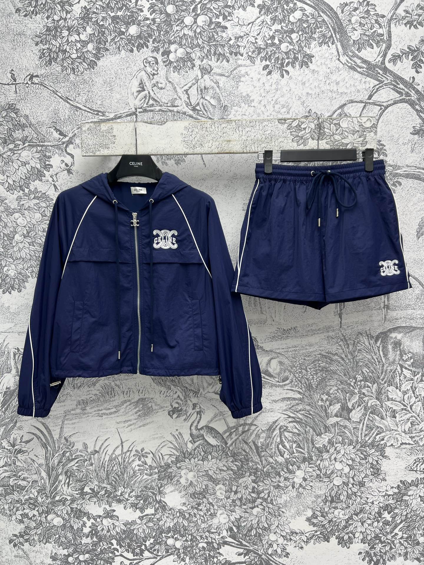 NO:309632,CE Home 25 Early Spring New Style Highly Popular Nylon Casual Set Hooded Shoulder Jacket   High Waist Shorts Hooded White Edge Shoulder Loose Style Design Super Slim Successful and Cool Classic Logo Embellishment on the Chest Fashionable Sense A set of top body is cool and handsome It is simply a must-have lazy dressing suit for cool Girl One set for sale Two colors and three codes SML, shorts, jackets & coats, hats, alexander wang19860909CE家 25早春新款 高人气尼龙休闲套装 连帽落肩外套 高腰短裤 连帽白包边落肩宽松版型设计 超显瘦 干练且酷帅 胸口经典logo点缀 时髦感拉满一套上身又酷又帅 简直是酷Girl必备懒人穿搭套装 一套出售 两色三码 SML,,shorts,jackets & coats,hats,alexander wang,Women's clothing