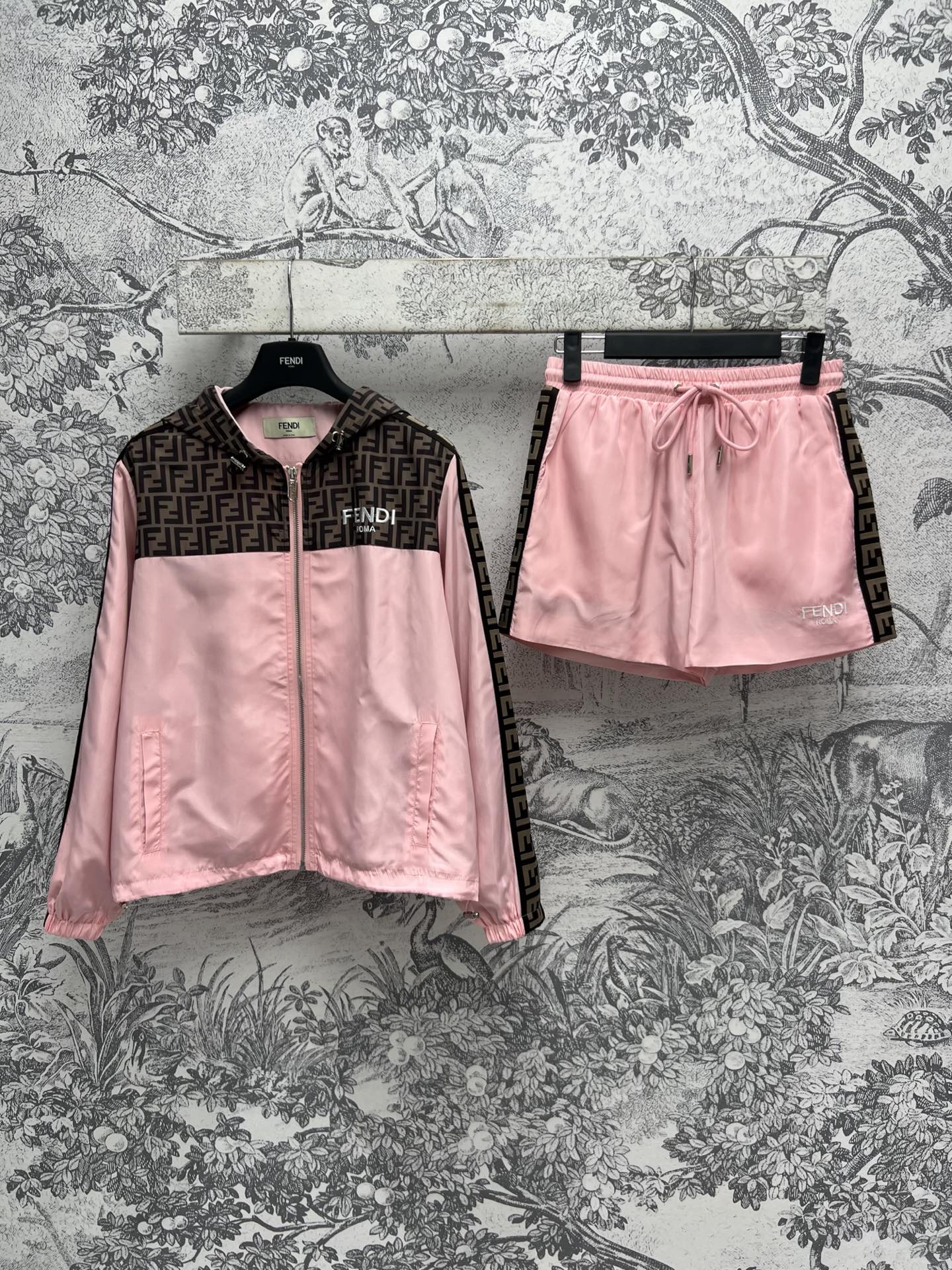 NO:309625,FD Home 25 Early Spring New F Jacquard Splicing Casual Set Hooded Zipper Jacket   High Waist Shorts Customized Webbing Edge FF Letter Logo Print Splicing Design Temperament and All-match Singles Not Picking Version Super Slim Upper Body Imported Fabric Texture Excellent Texture One Set For Sale Two Colors Three Codes SML, Dior, Shorts, Jackets & Coats, Hats, Alexander Wang19860909FD家 25早春新款 F提花拼接休闲套装 连帽拉链外套 高腰短裤 定制织带边 FF 字母logo印花 拼接设计气质百搭单品不挑人版上身超显瘦 进口面料质感超赞 一套出售 两色三码 SML,,dior,shorts,jackets & coats,hats,alexander wang,Women's clothing