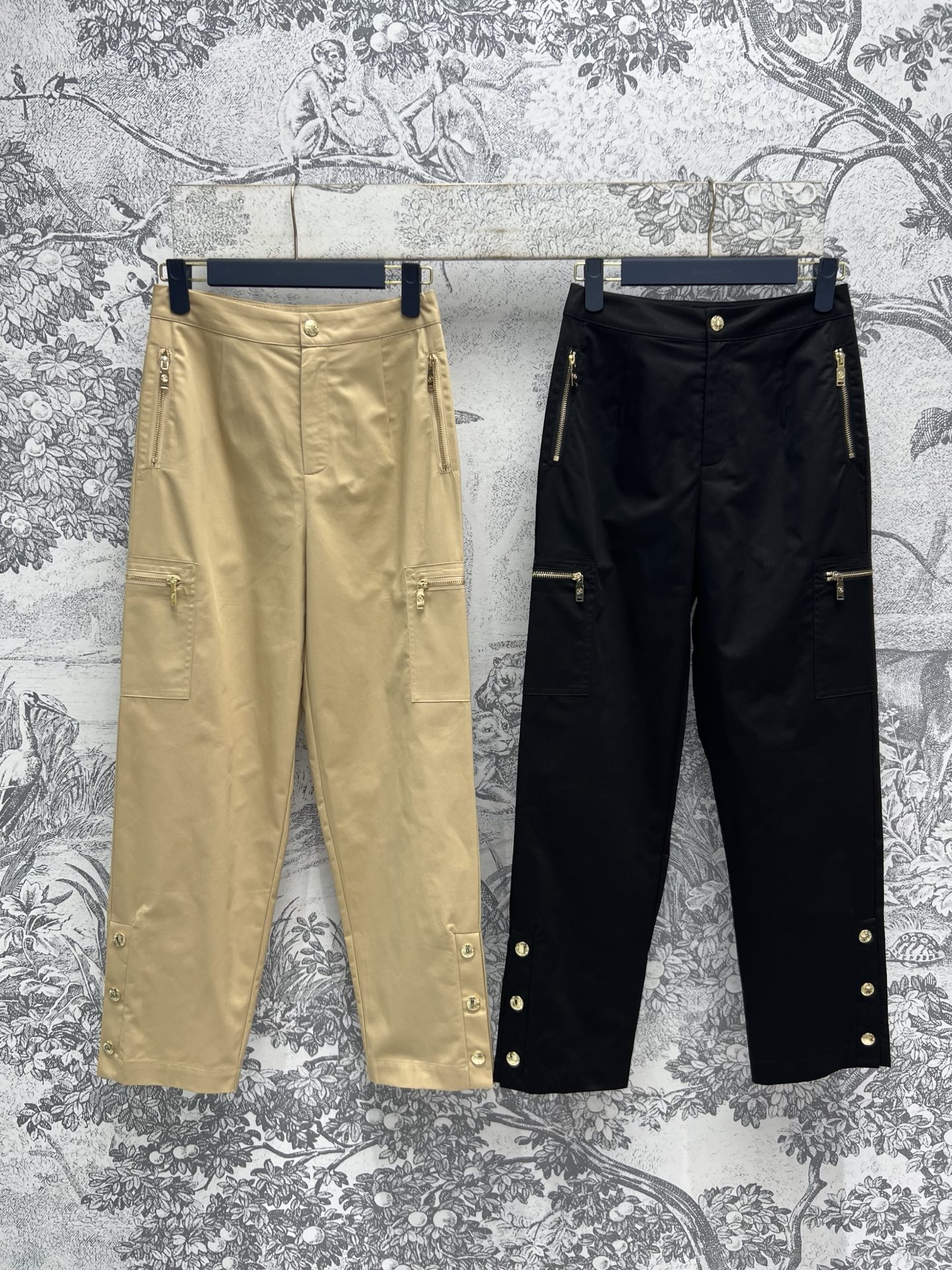 NO:309619,L Home 25 early spring new style, wide-leg pants for work clothes, custom hardware logo buttons, brand iconic fashionable and elegant, slimming and tall, the one that can be closed, can be worn with elegant feminine charm easily, commuting street photography is absolutely unique, two colors and three codes SML,,louis vuitton,alexander wang19860909L家 25早春新款 工装阔腿裤 定制五金logo纽扣开合 自带品牌标志性时髦大气 显瘦显高一绝 可闭眼入的那一挂 轻松搭配就能穿出优雅女性魅力 通勤街拍绝绝子两色三码 SML,,louis vuitton,alexander wang,Women's clothing