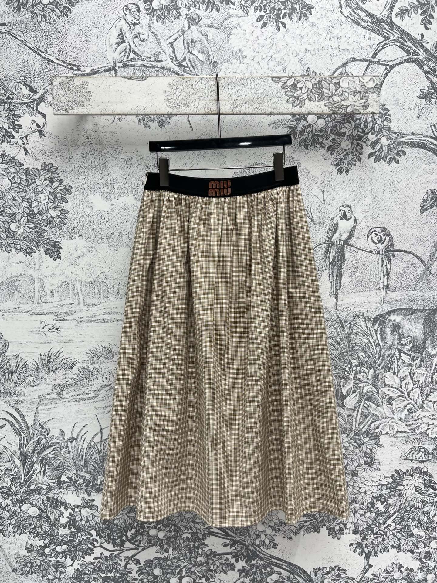 NO:309613,Miu 25 early spring new style, webbing logo elastic waist plaid skirt, easy to grasp the upper body, elegant and intellectual temperament, no mistakes can be made when matching, the oversized skirt shows its aura, and it is also completely OK for important occasions. One color and three codes SML,,miumiu, skirts, alexander wang19860909Miu 25早春新款 织带logo松紧腰格纹半身裙 上身轻松拿捏优雅知性气质 随便搭配都不会出错 超大裙摆尽显气场 重要场合也完全OK 一色三码 SML,,miumiu,skirts,alexander wang,Women's clothing