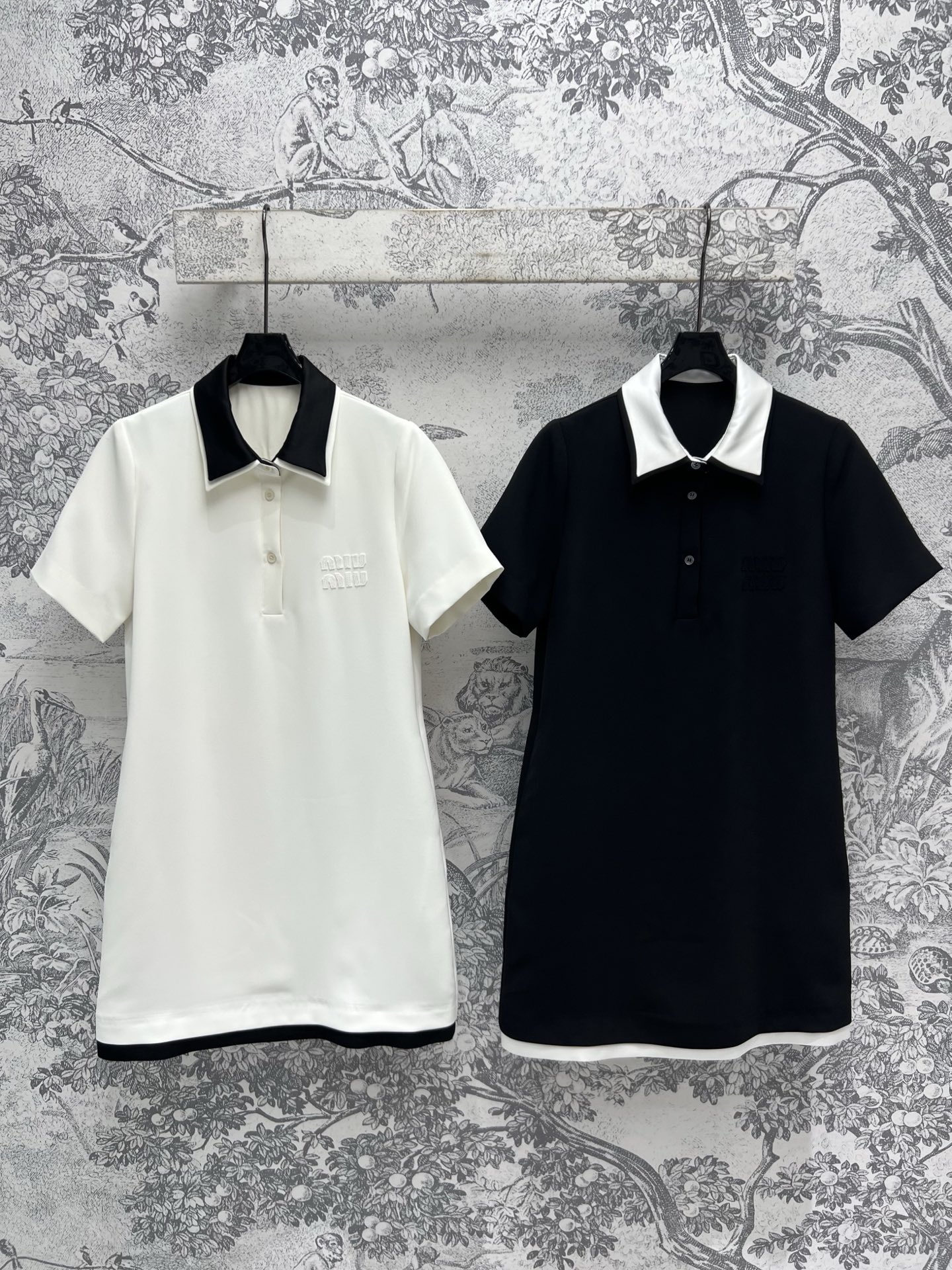 NO:309630,Miu 25 early spring new style contrasting POLO collar short-sleeved dress with chest logo embellishment contrasting color fake two-piece design fashionable and high-end light and pure cotton fabric two-color three-code SML, miumiu, skirts, T-shirt, alexander wang19860909Miu 25早春新款 撞色POLO领短袖连衣裙 胸前logo点缀 撞色假两件设计 时髦又高级 轻薄纯棉质面料 两色三码 SML,,miumiu,skirts,T-shirt,alexander wang,Women's clothing