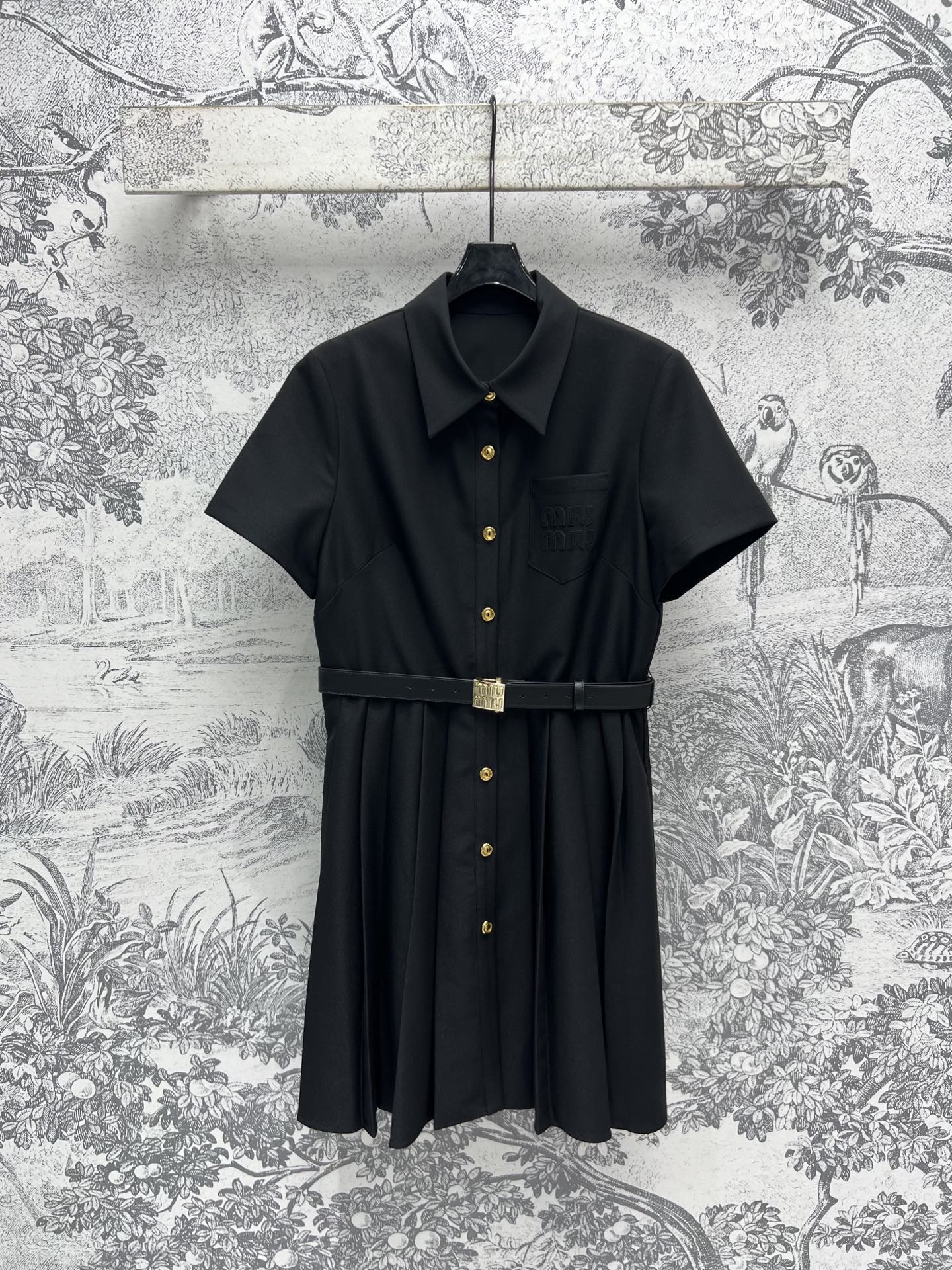 NO:309624,Miu 25 early spring new style French style Hepburn style nylon single-breasted lapel short-sleeved dress A-shaped waist-hugging style three-dimensional pleated skirt slim fit and slim chest embroidered letter logo slim. The three-dimensional skirt skirt shape is super good-looking. It is a skirt that is not picky about people. Two colors and three codes SML, miumiu, skirts, T-shirt, alexander wang19860909Miu 25早春新款 法式气质赫本风尼龙单排扣翻领短袖连衣裙 A字收腰版型 立体压褶裙摆 修身显瘦 胸前刺绣字母logo点辍 立体的裙摆裙型上身超级好看 属于不挑人的裙子 两色三码 SML,,miumiu,skirts,T-shirt,alexander wang,Women's clothing