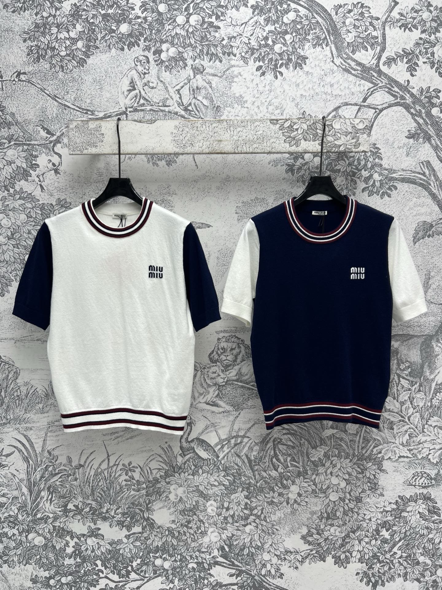 NO:309618,Miu 25-year-old early spring new style blue and white panda color-match knitted short-sleeved tops, a must-have matching tool for daily use, a small letter logo with low-key luxury, classic striped embellishment, universal versatile style and super slimming, imported cotton yarn texture is super comfortable, casual and fashionable and high-end, the upper body is huge and slimming, the workmanship is very good, two colors and three codes, SML, miumiu, T-shirt, alexander wang19860909Miu 25职早春新款 蓝白熊猫配色针织短袖上衣 日常必入搭配神器 字母logo小标低调奢华 经典条纹点缀 万能百搭版型超显瘦 进口棉纱线质感超舒适 休闲时髦又高级 版型上身巨显瘦 做工细节都很赞 两色三码 SML,,miumiu,T-shirt,alexander wang,Women's clothing