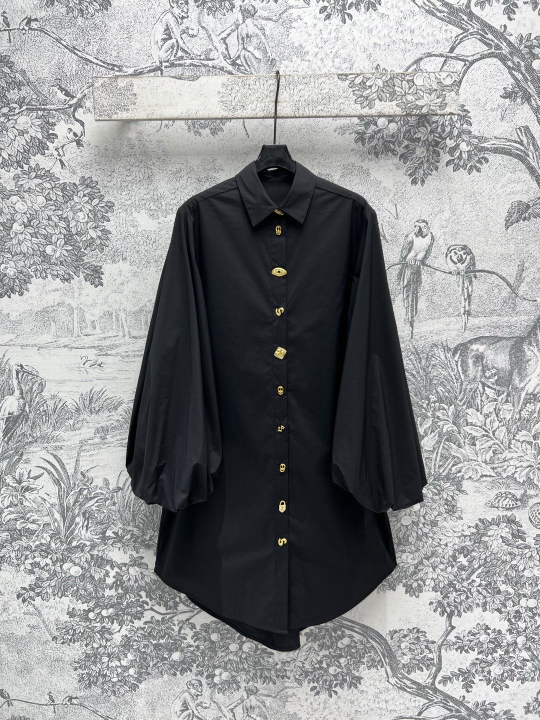 NO:309609,New early spring style, loose long shirt with lapel lantern sleeves, palace temperament shirt, court style robe, custom metal button classic wide version, versatile and slim upper body, retro style that fashionable ladies must enter, lantern sleeve design, age-reducing effect, high-end and fashionable simple, two-color three-code SML,,shirts,alexander wang19860909早春新款 翻领灯笼袖宽松长款衬衫 宫廷气质衬衣 宫廷风气质长袍 定制金属扣经典宽版版型百搭不挑人 上身巨显瘦 时髦小姐姐必入的复古风 灯笼袖设计减龄效果超赞 高级又时髦简约 两色三码 SML,,shirts,alexander wang,Women's clothing