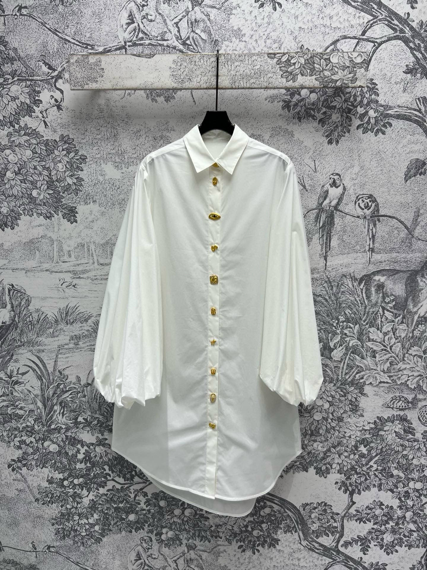 NO:309612,25 early spring new style, lapel lantern sleeve loose long shirt, court temperament shirt, court style robe, custom metal button classic wide version, versatile and slim upper body, fashionable young ladies must-have retro style, lantern sleeve design, age-reducing effect, high-end and fashionable simple, two colors and three codes, SML 9289290,,shirts,alexander wang1986090925早春新款 翻领灯笼袖宽松长款衬衫 宫廷气质衬衣 宫廷风气质长袍 定制金属扣经典宽版版型百搭不挑人 上身巨显瘦 时髦小姐姐必入的复古风 灯笼袖设计减龄效果超赞 高级又时髦简约 两色三码 SML 9289290,,shirts,alexander wang,Women's clothing