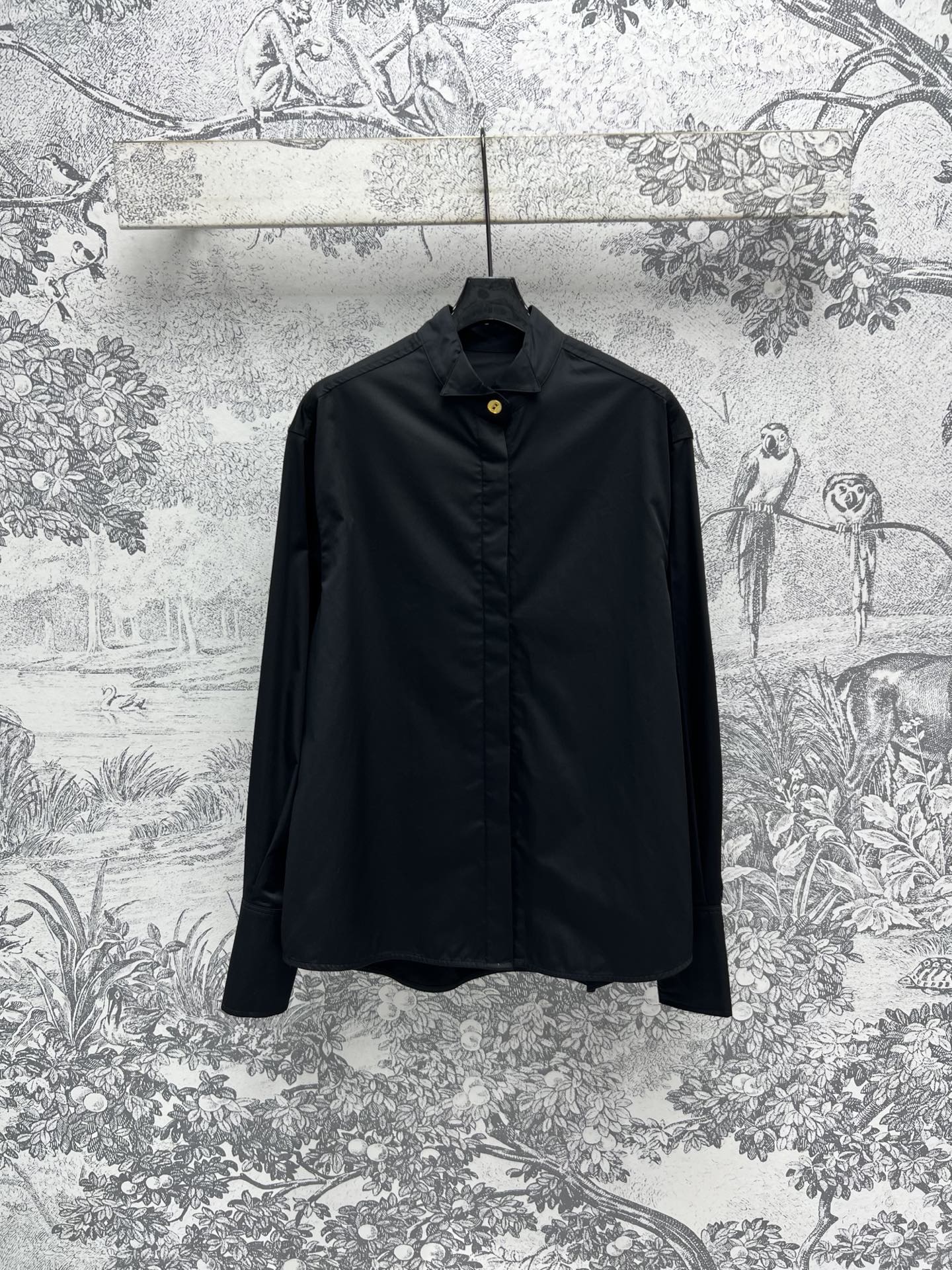 NO:309629,25 early spring new style, stand-up collar gold button shirt, daily versatile items, matched with suit vests, various handsome styles, small stand-up collar one gold button decoration loose style, versatile upper body, not picky, customized pure cotton fabric, two colors and three codes, SML, shirts, alexander wang1986090925早春新款 立领金扣衬衫日常百搭小单品 搭配西服马甲 各种帅气的造型 小立领一粒金扣装饰宽松版型 上身百搭不挑人 定制的纯棉面料 两色三码 SML,,shirts,alexander wang,Women's clothing