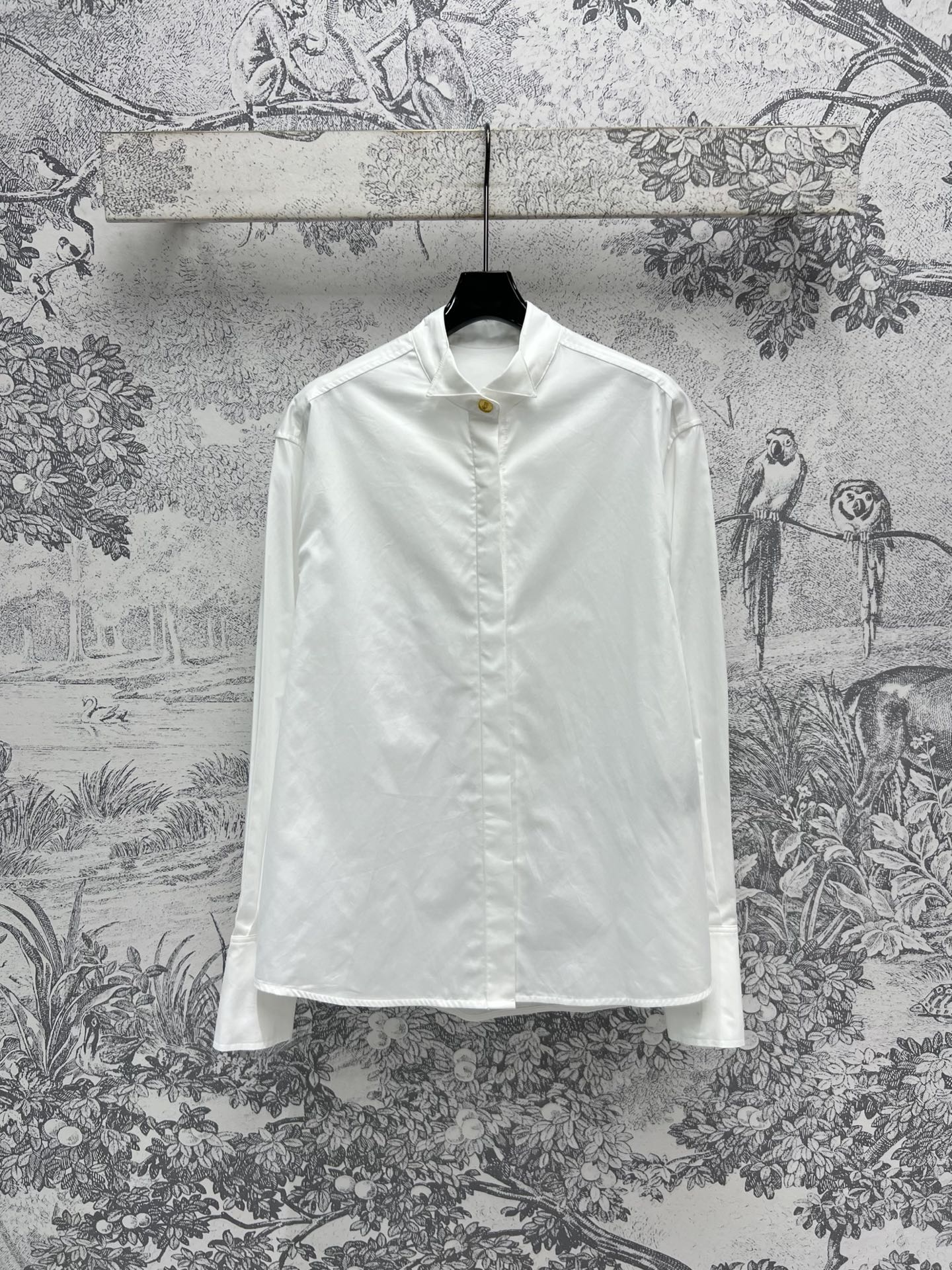 NO:309603,New early spring style, stand-up collar gold button shirt, daily versatile items, matched with suit vests, various handsome styles, small stand-up collar one gold button decoration loose style, versatile upper body, not picky, customized pure cotton fabric, two colors and three codes, SM,shirts,alexander wang19860909早春新款 立领金扣衬衫日常百搭小单品 搭配西服马甲 各种帅气的造型 小立领一粒金扣装饰宽松版型 上身百搭不挑人 定制的纯棉面料 两色三码 SM,,shirts,alexander wang,Women's clothing