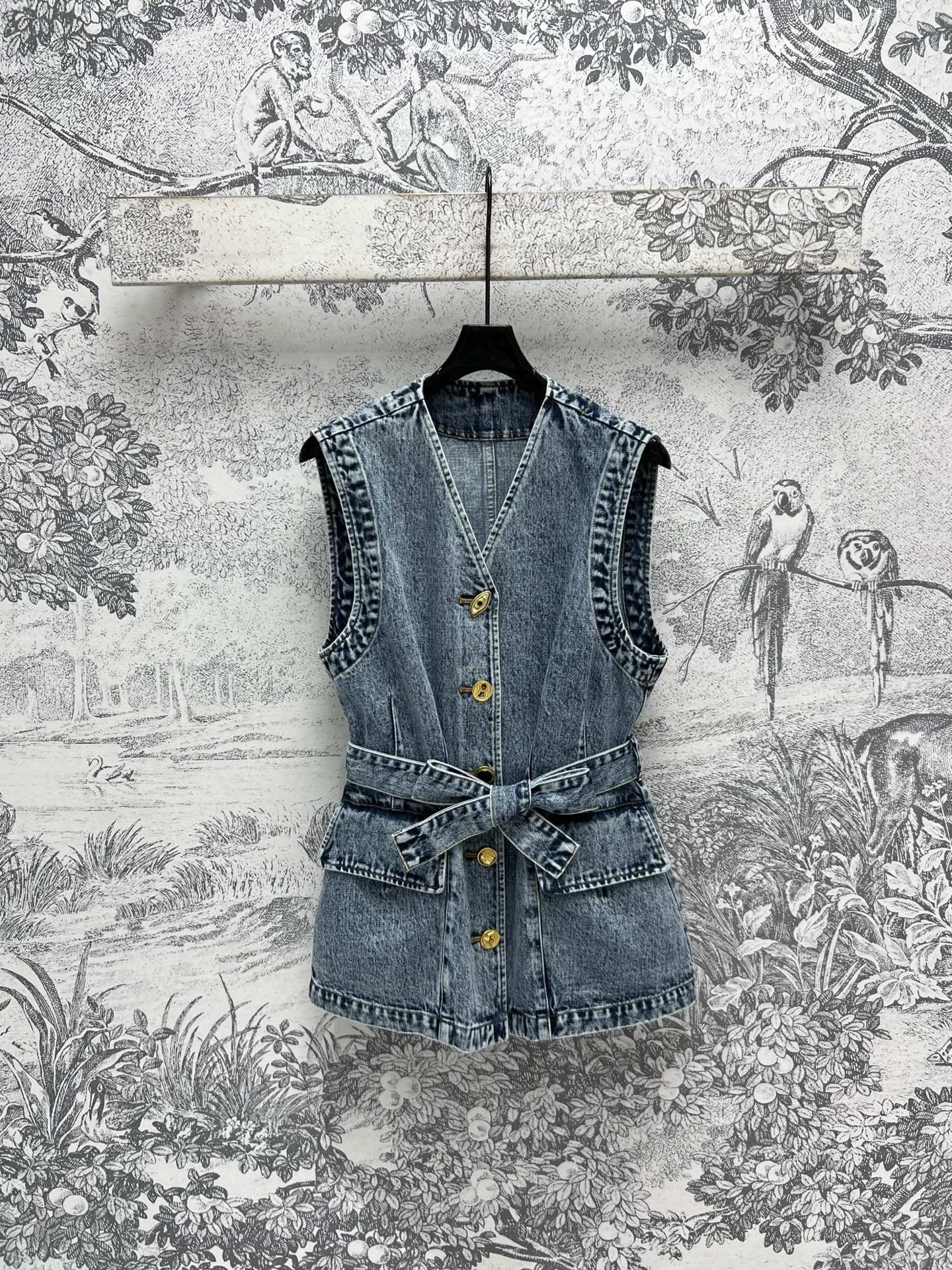 NO:309623,New autumn and winter style, special buckled denim vest skirt, customized retro denim fabric, sleeveless A-line skirt, upper body reduces age and girlish retro, matched with this cloth belt, waist-hugging, don't be too good, handsome and age-reducing, the details are very good, one color three-code SML, skirts, alexander wang19860909秋冬新款 异形扣饰牛仔背心裙 定制的复古牛仔面料 无袖a字裙摆 上身减龄又少女复古 搭配本布腰带收腰 版型不要太赞了 帅气又很减龄 细节做工都很赞 一色三码 SML,,skirts,alexander wang,Women's clothing