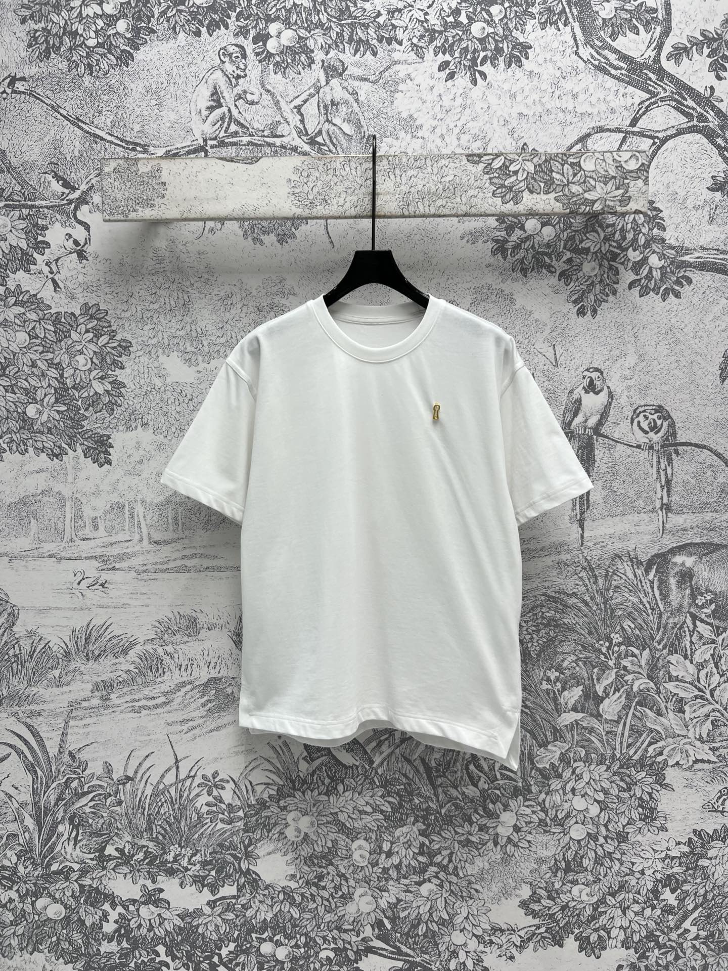 NO:309617,25 early spring new style, brooch round neck pullover short-sleeved T-shirt, metal brooch embellishment, essential basic styles for human hands, good matching, simple design, versatile and elegant, craftsmanship that can be made by buying YB, online sense of detail, two colors and three codes, SML, T-shirt,tees, t-shirt, brooch, breastpin, alexander wang1986090925早春新款 胸针圆领套头短袖T恤 胸前金属胸针点缀 人手必备基础款 各种好好搭配 简洁设计百搭大气 购入YB才能做出来的工艺 细节感在线 两色三码 SML,,T-shirt,tees，t-shirt,brooch，breastpin,alexander wang,Women's clothing