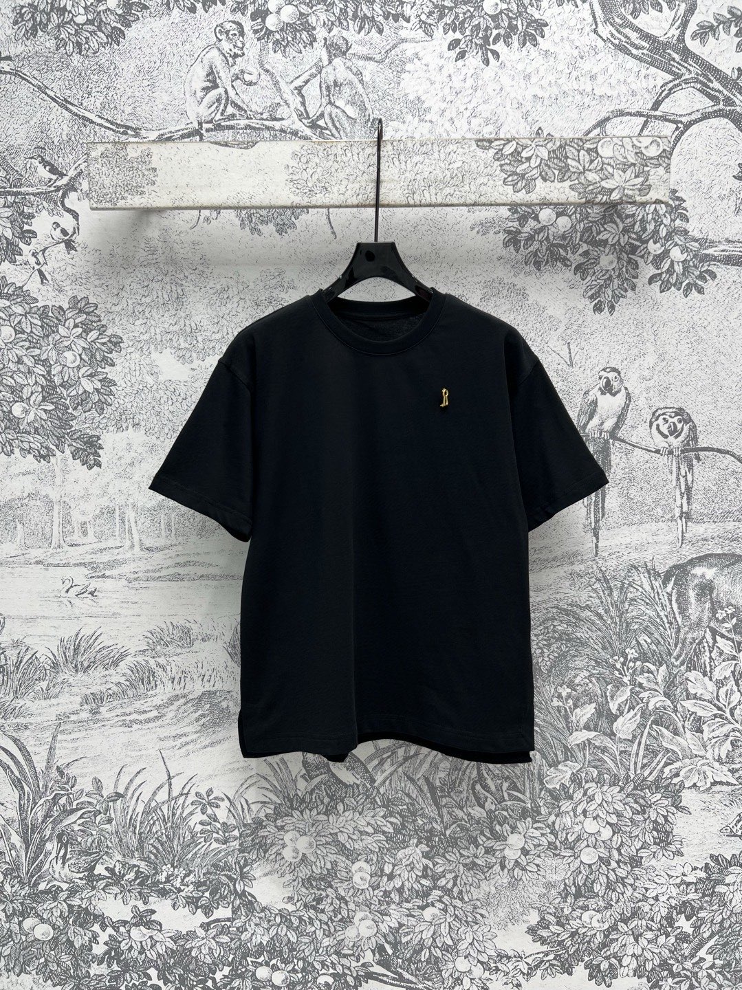 NO:309620,New early spring style, brooch round neck pullover short-sleeved T-shirt, metal brooch embellishment, essential basic styles for human hands, good matching, simple design, versatile and elegant, craftsmanship that can be made by buying YB, online sense of detail, two colors and three codes SM,, T-shirt,tees, t-shirt,brooch, breastpin, alexander wang19860909早春新款 胸针圆领套头短袖T恤 胸前金属胸针点缀 人手必备基础款 各种好好搭配 简洁设计百搭大气 购入YB才能做出来的工艺 细节感在线 两色三码 SM,,T-shirt,tees，t-shirt,brooch，breastpin,alexander wang,Women's clothing